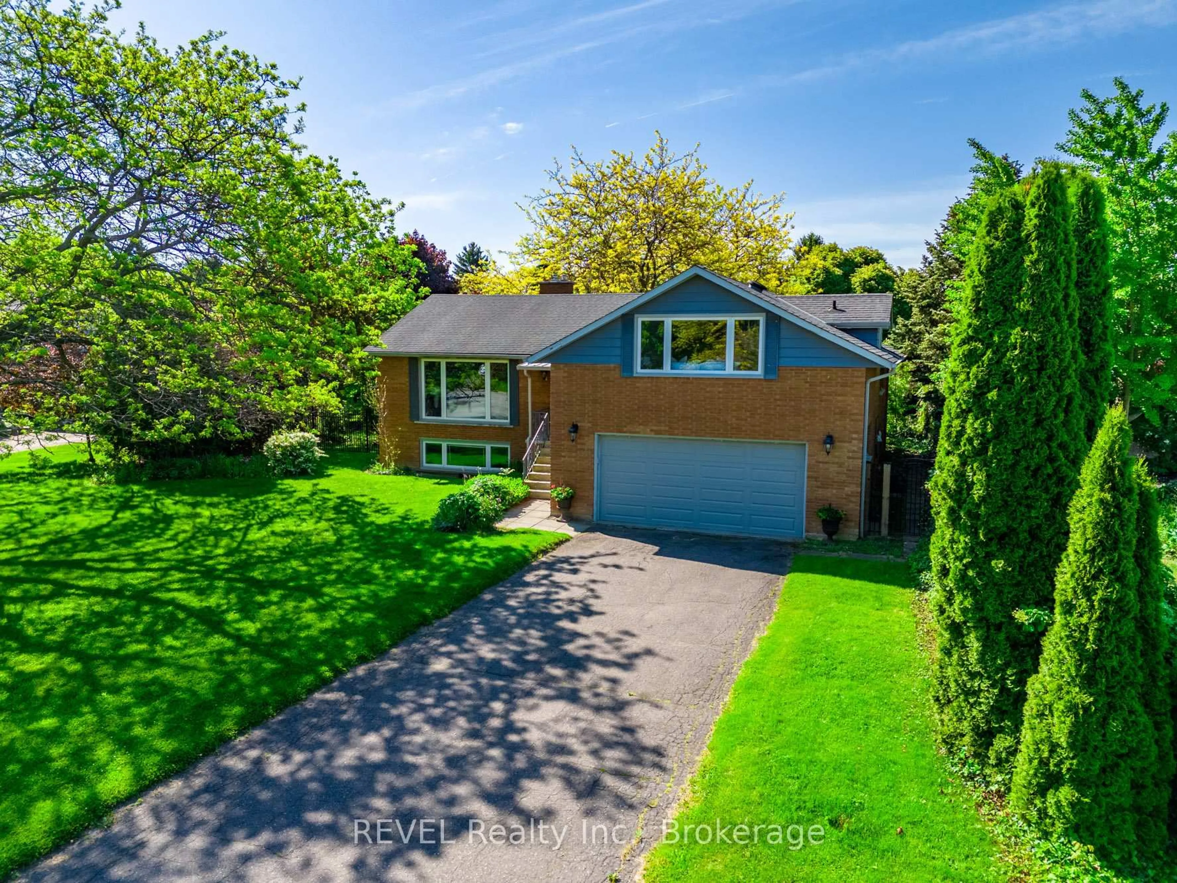 A pic from outside/outdoor area/front of a property/back of a property/a pic from drone, street for 1 TOTTENHAM Crt, Niagara-on-the-Lake Ontario L0S 1J0