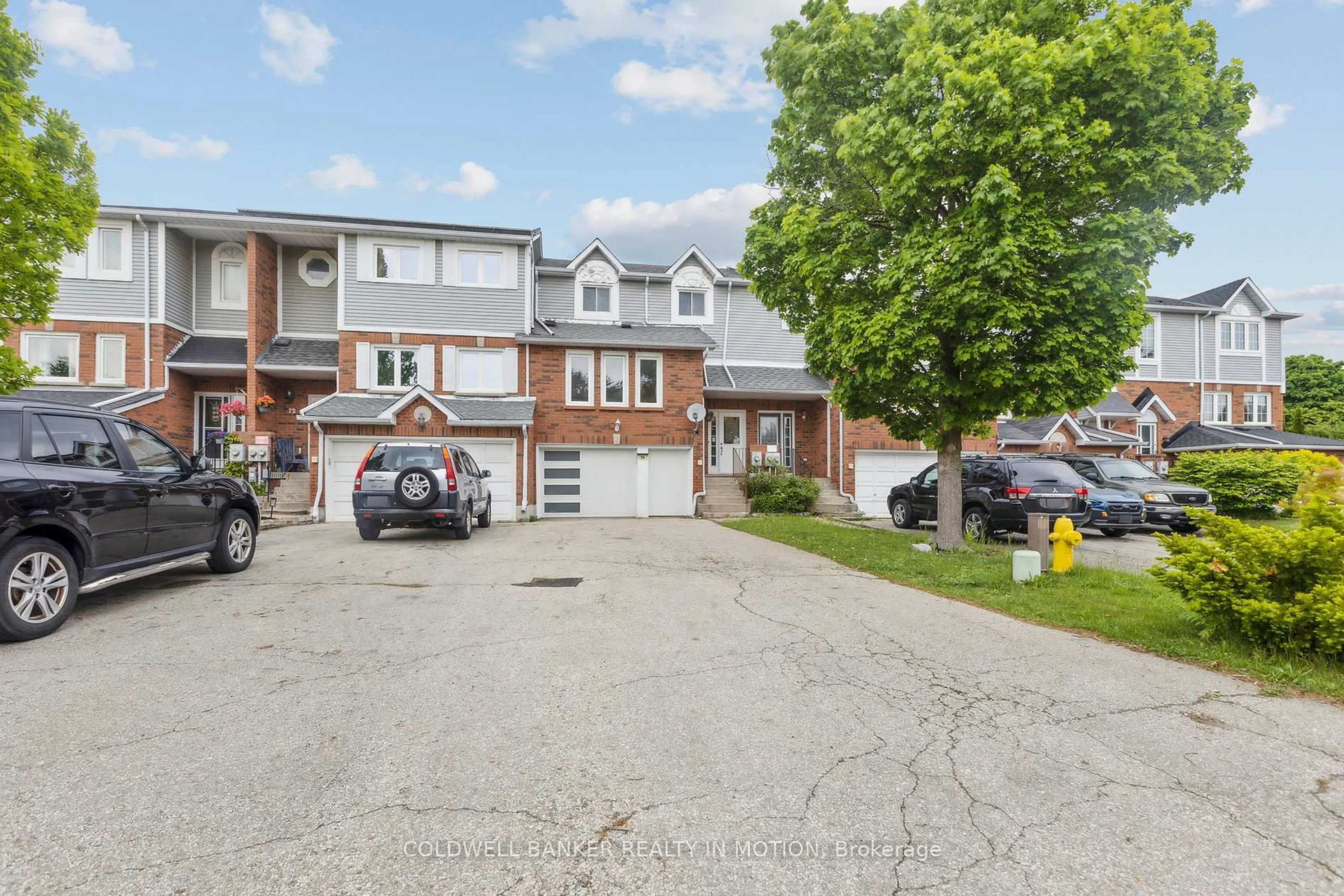 A pic from outside/outdoor area/front of a property/back of a property/a pic from drone, street for 74 Fairgreen Clse, Cambridge Ontario N1T 1T7