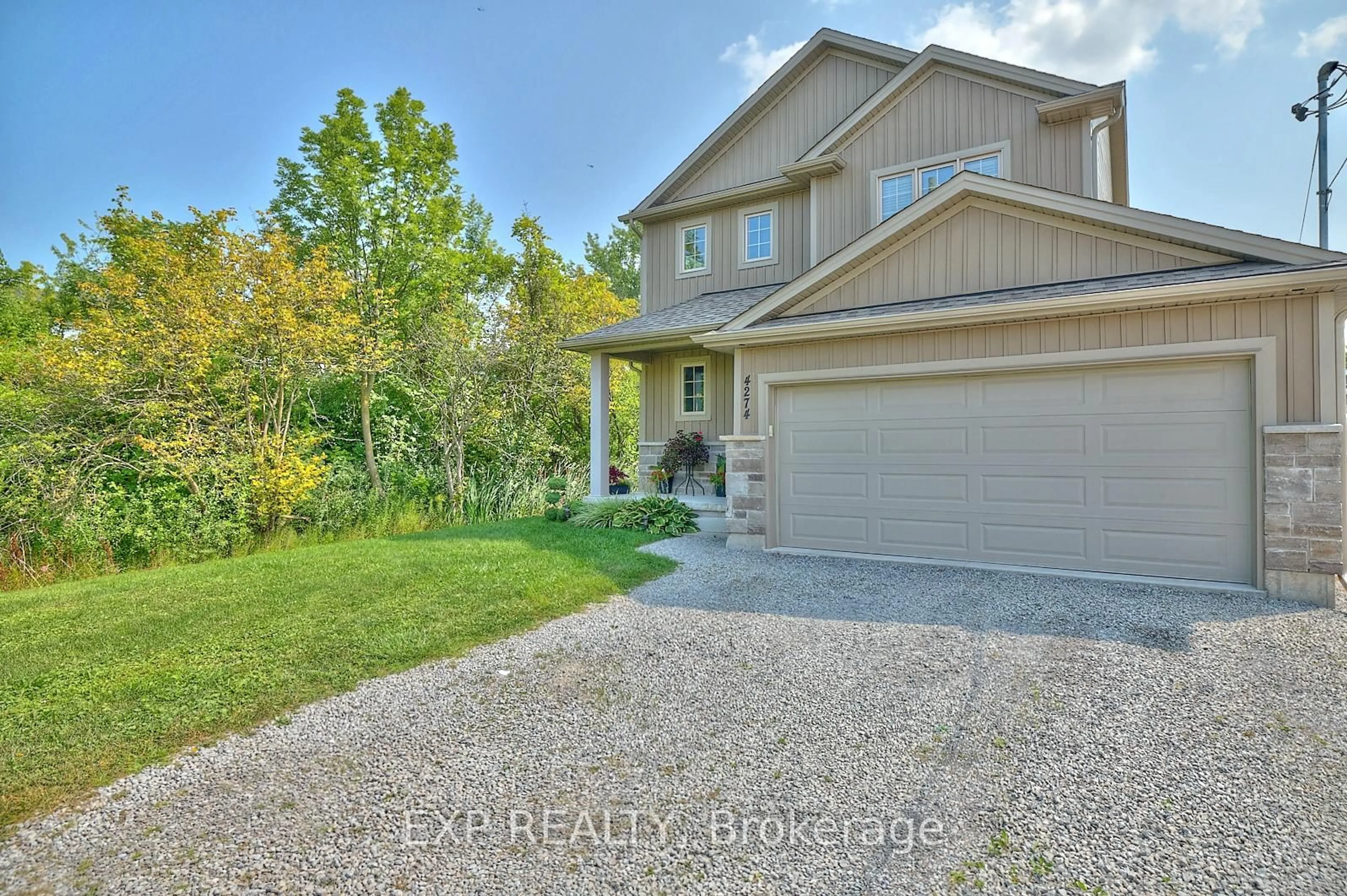 A pic from outside/outdoor area/front of a property/back of a property/a pic from drone, street for 4274 SIXTH Ave, Niagara Falls Ontario L2E 4S8