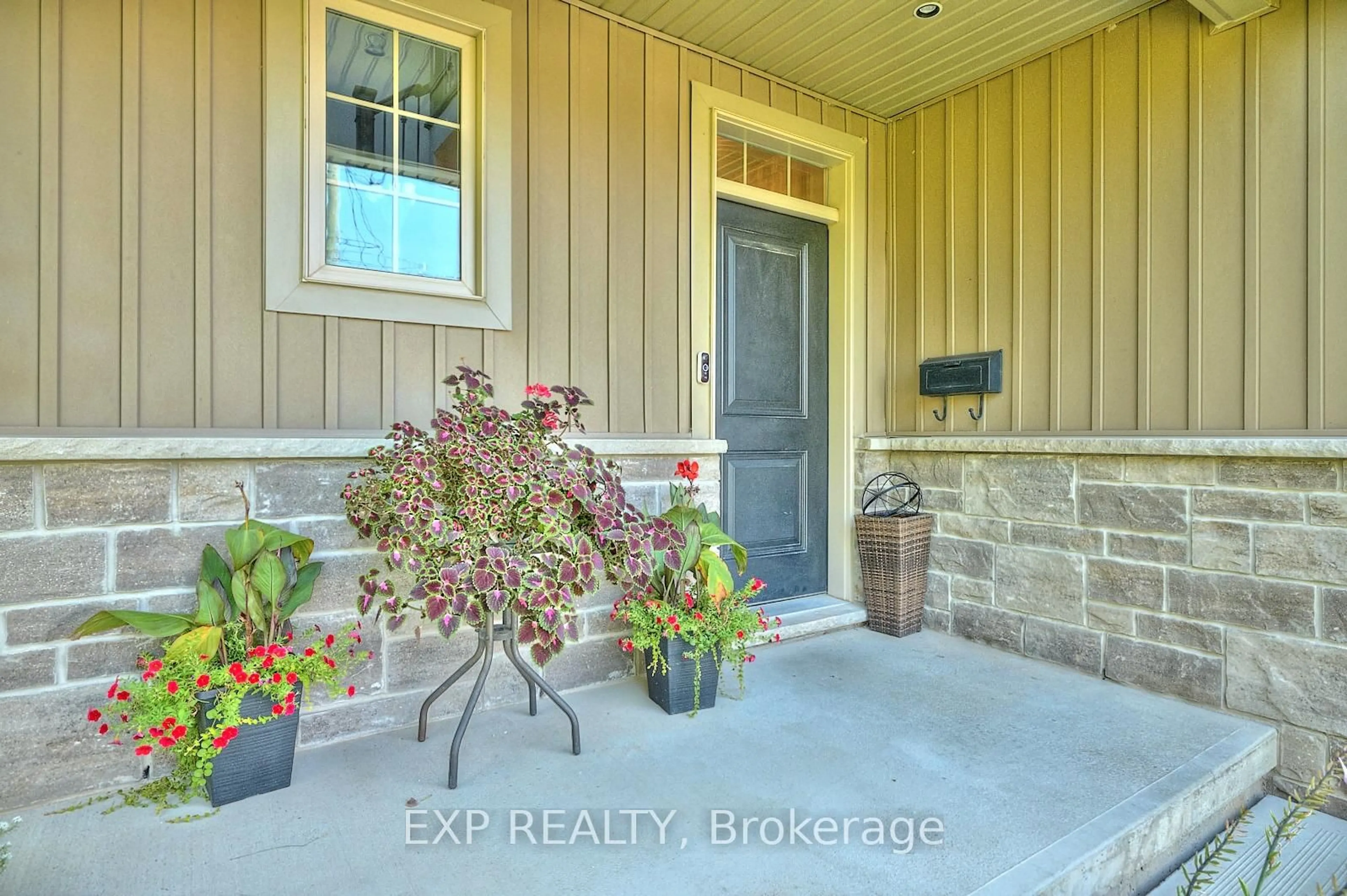 Indoor entryway for 4274 SIXTH Ave, Niagara Falls Ontario L2E 4S8