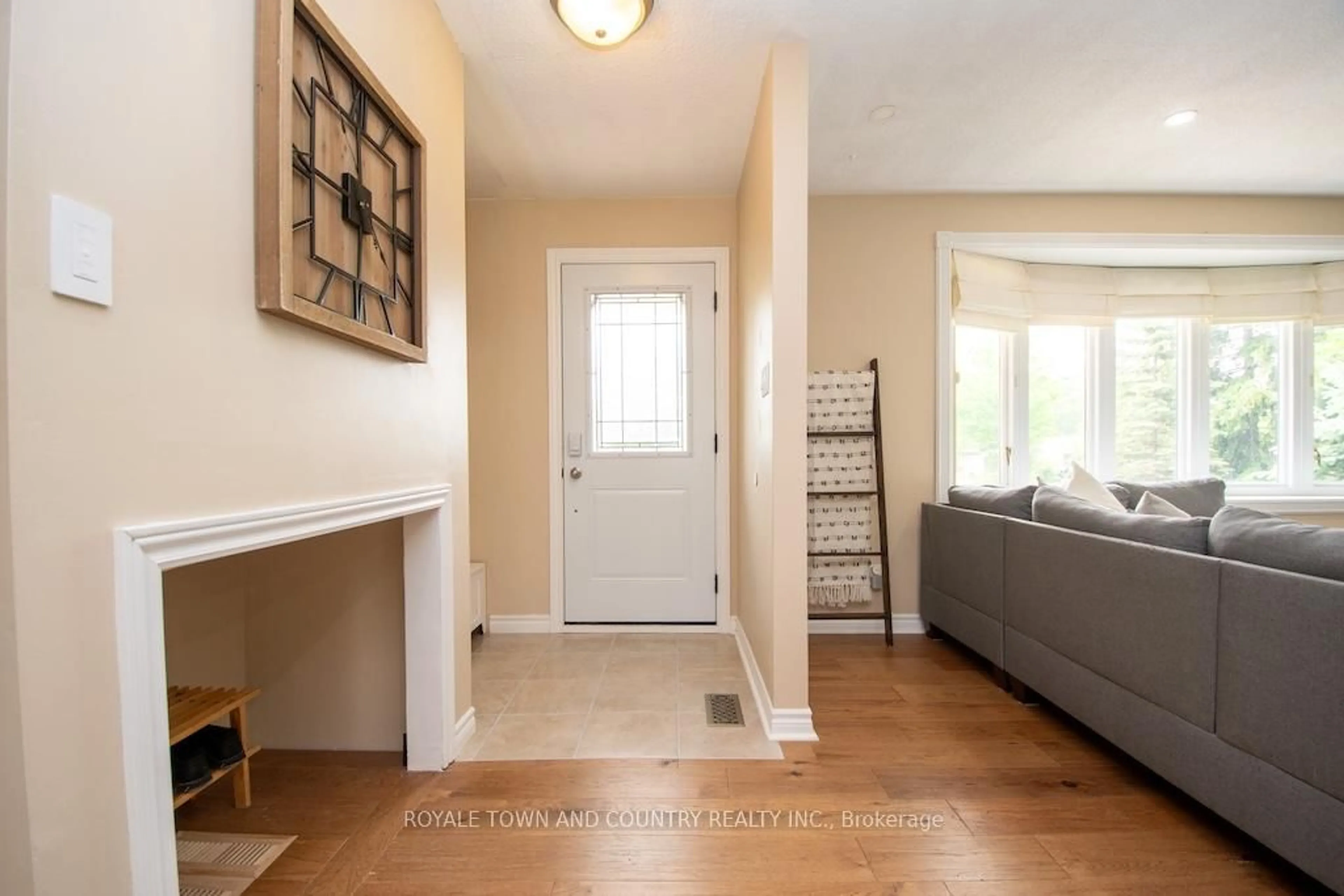 Indoor entryway for 15 Janet Dr, Kawartha Lakes Ontario L0B 1K0