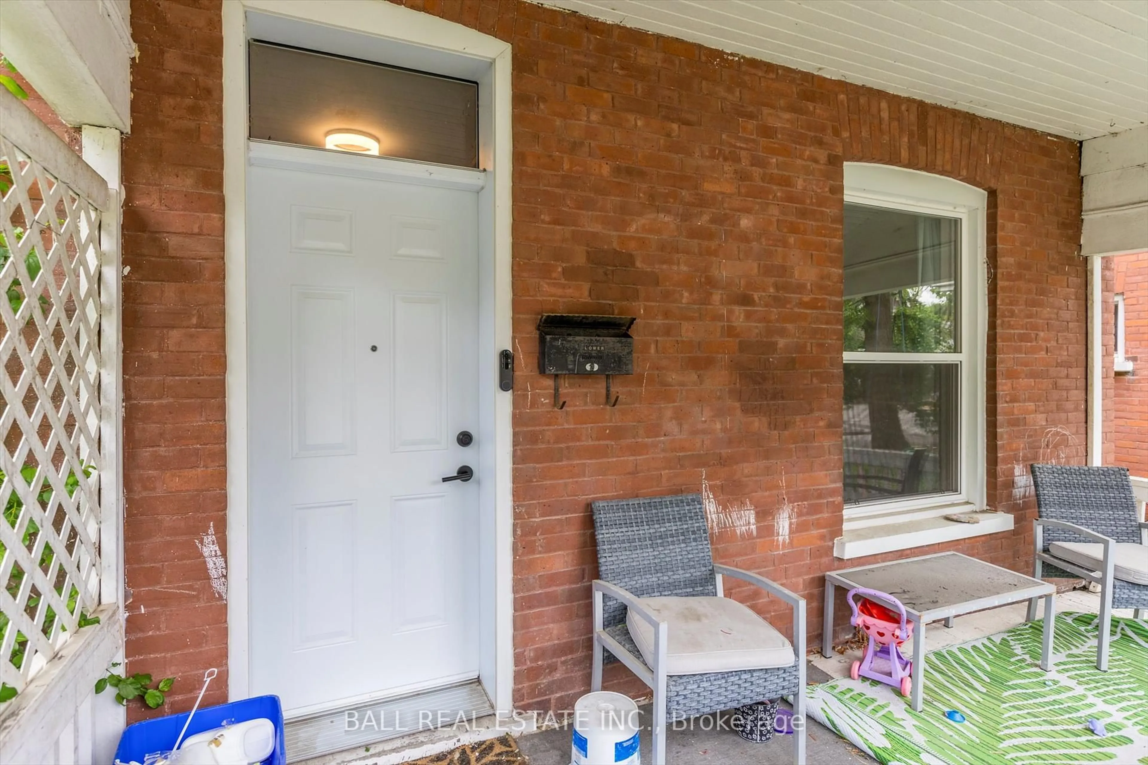 Indoor entryway for 576 Bethune St, Peterborough Central Ontario K9H 3Z8