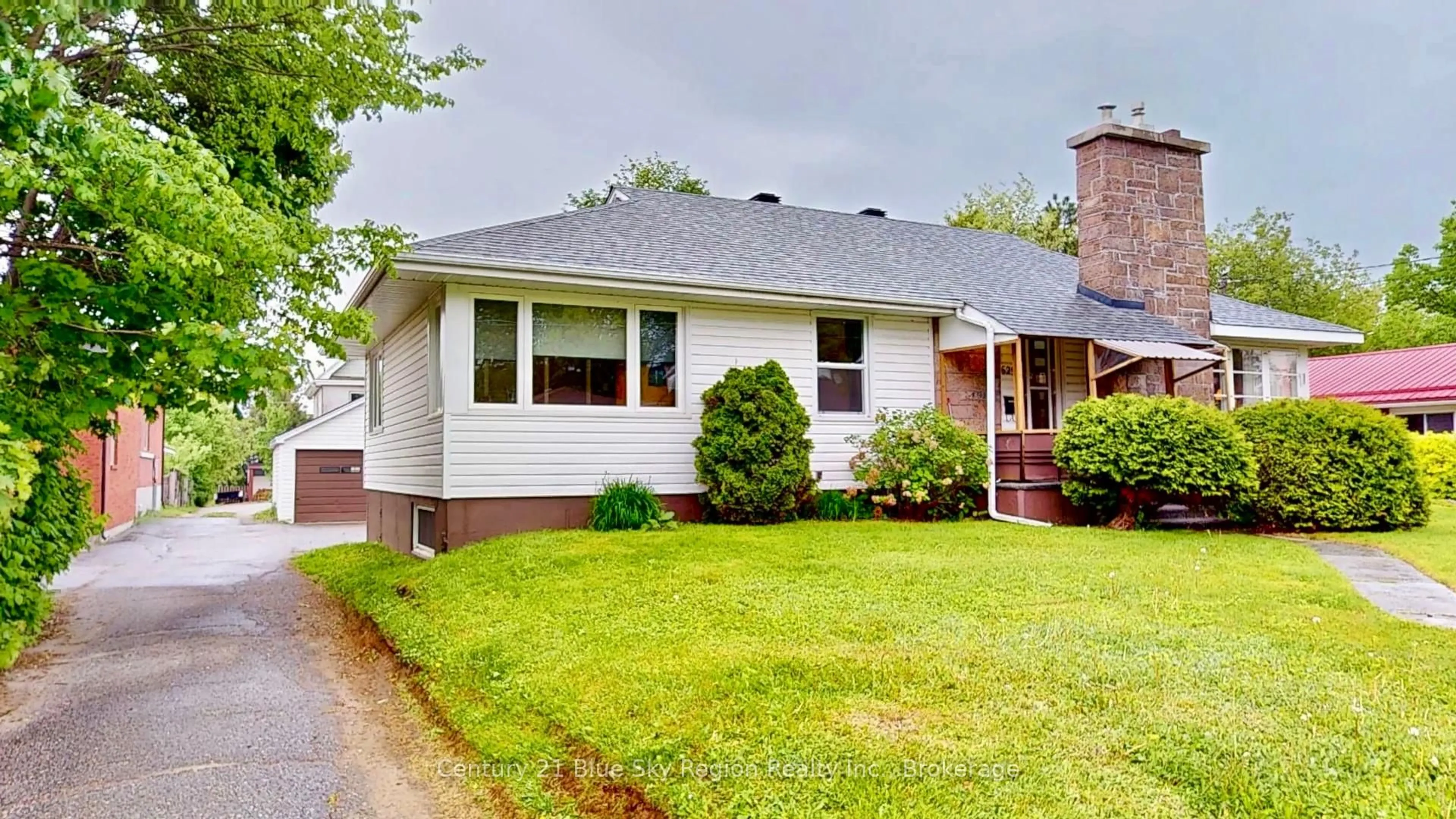 Home with vinyl exterior material, street for 625 Scollard St, North Bay Ontario P1B 5A2