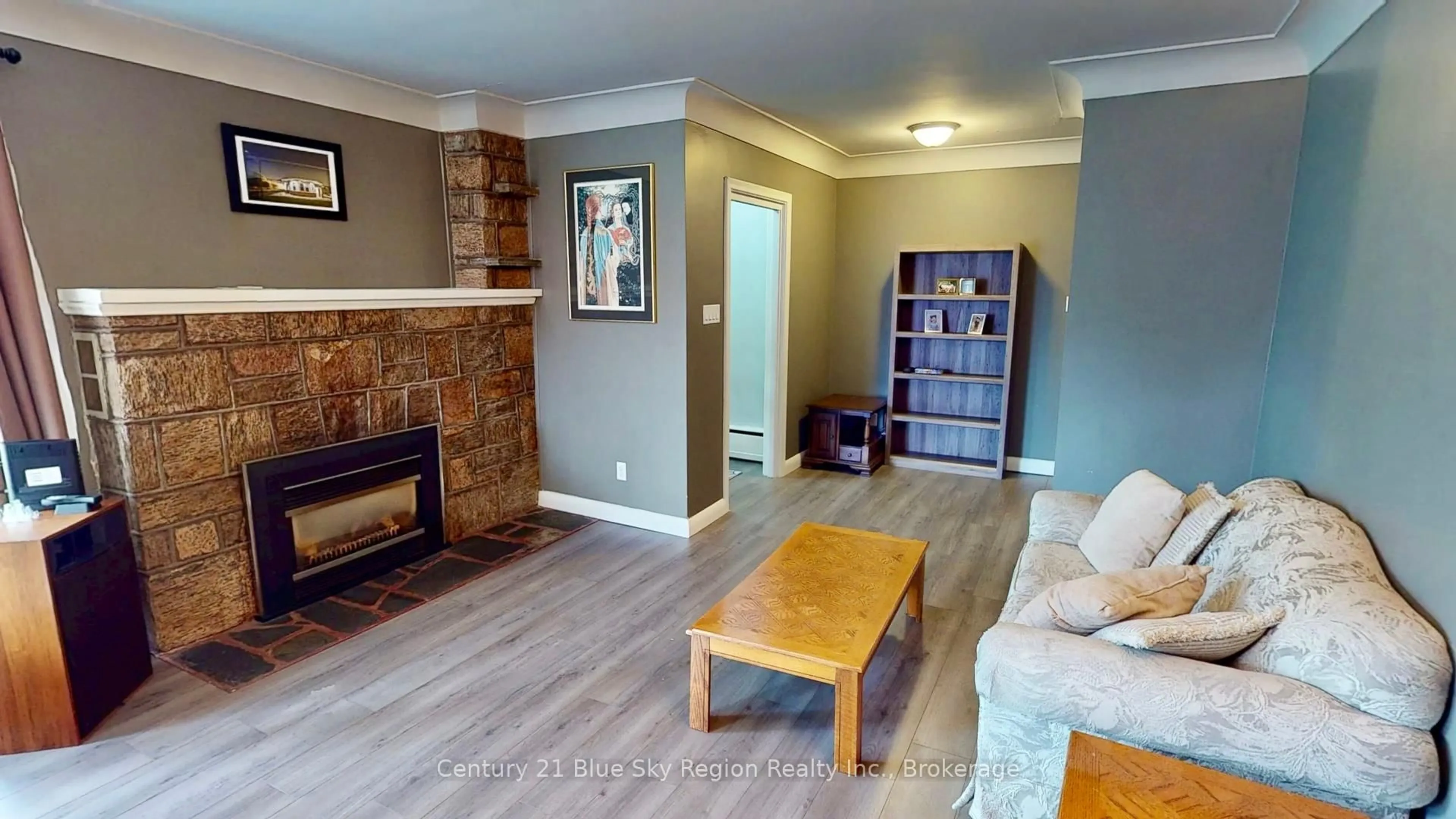 Living room with furniture, wood/laminate floor for 625 Scollard St, North Bay Ontario P1B 5A2