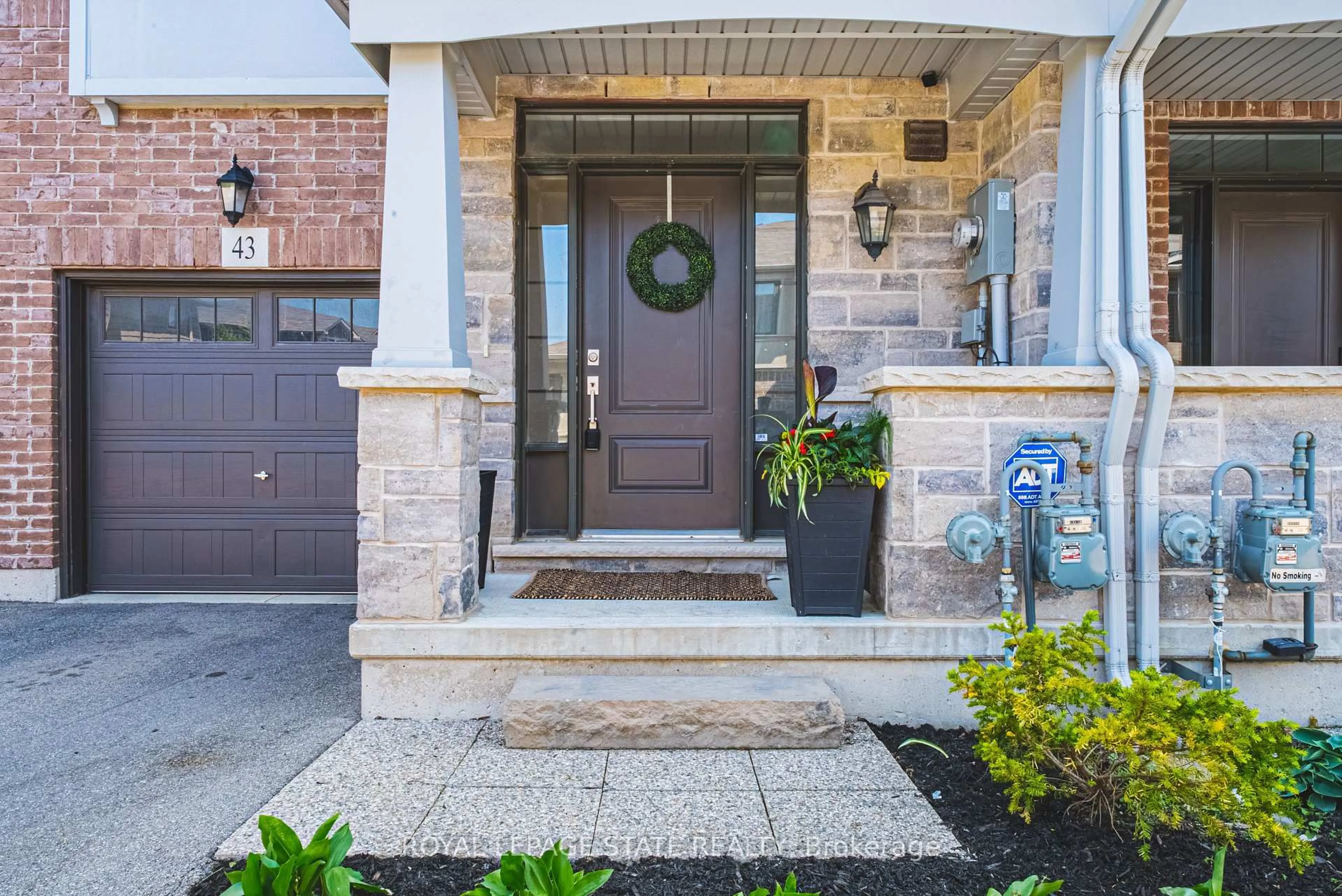 Indoor entryway for 1890 Rymal Rd #43, Hamilton Ontario L0R 1P0