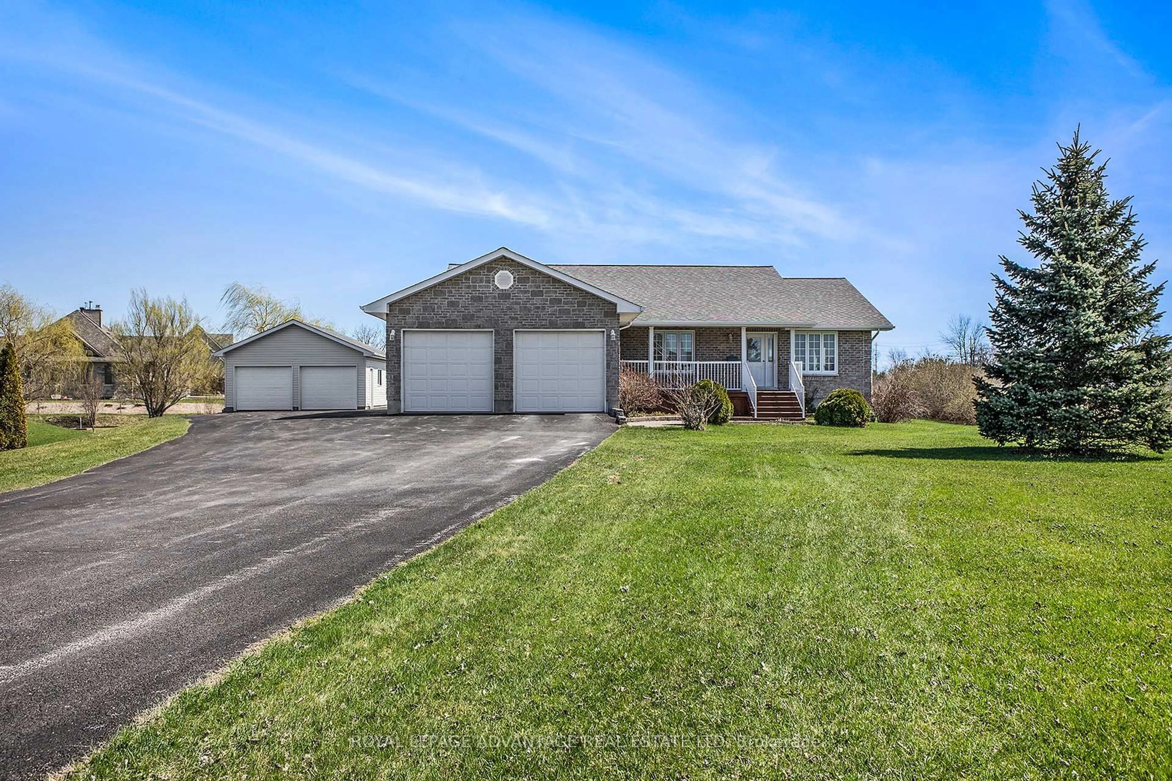 A pic from outside/outdoor area/front of a property/back of a property/a pic from drone, street for 521 Crain Dr, Perth Ontario K7H 3C9