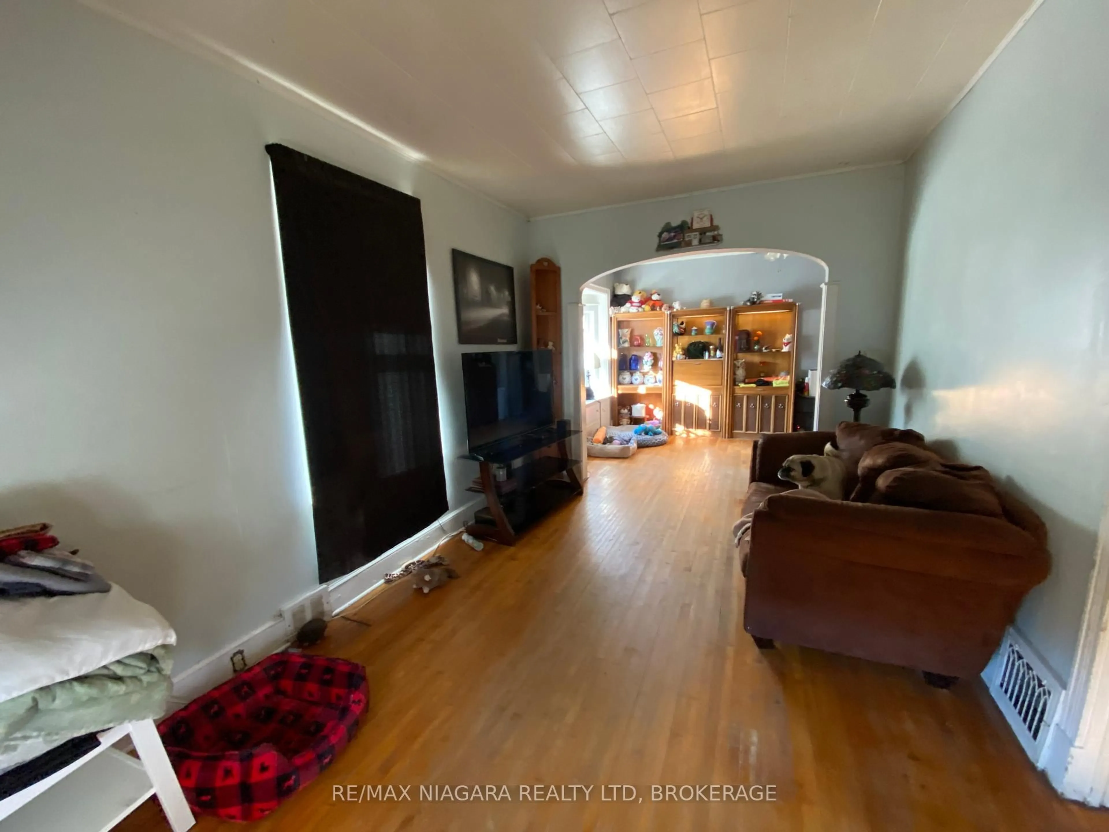 A pic of a room for 84 Waterloo St, Fort Erie Ontario L2A 3J7
