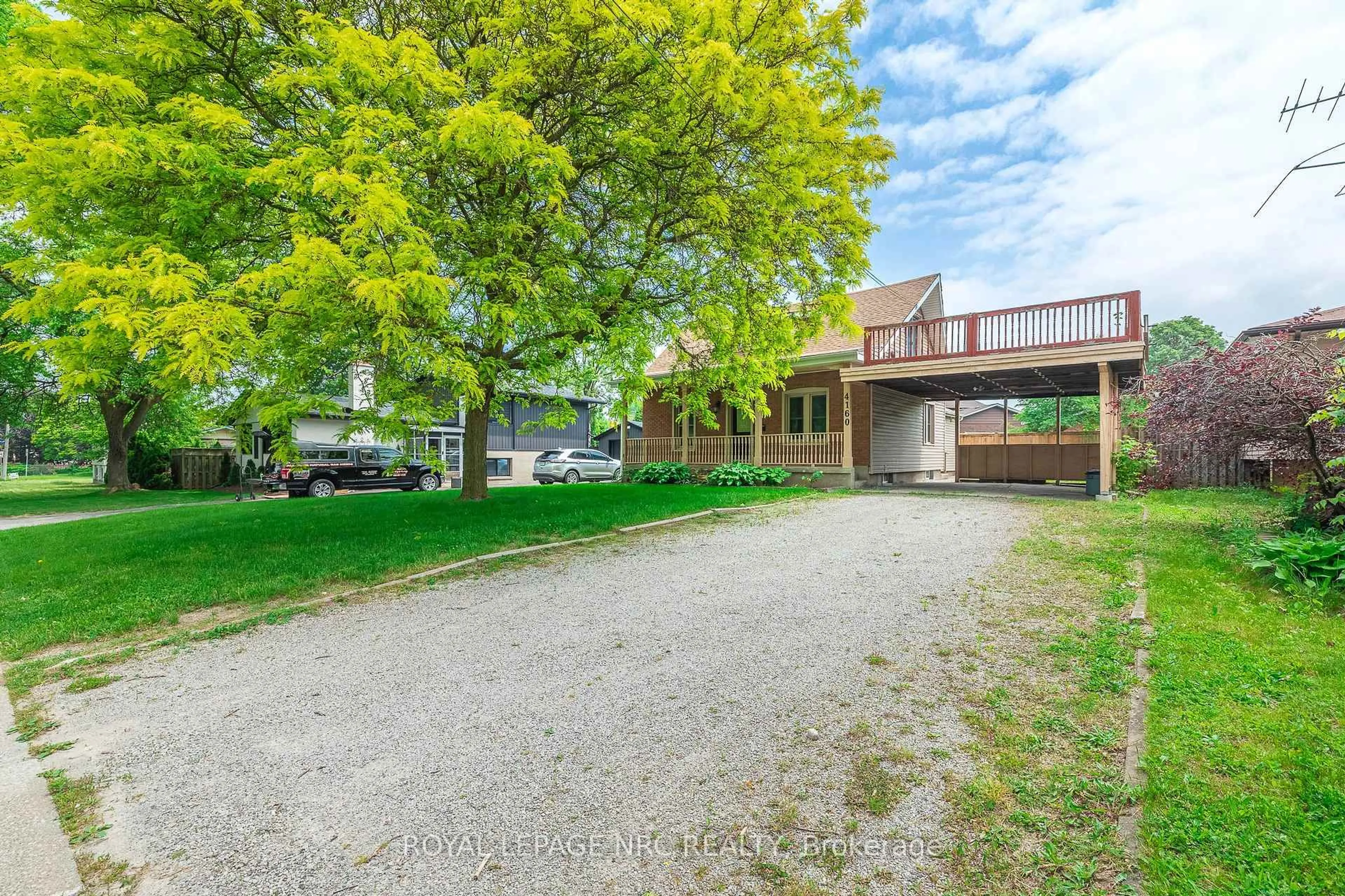 A pic from outside/outdoor area/front of a property/back of a property/a pic from drone, street for 4160 Dorchester Rd, Niagara Falls Ontario L2E 6N2