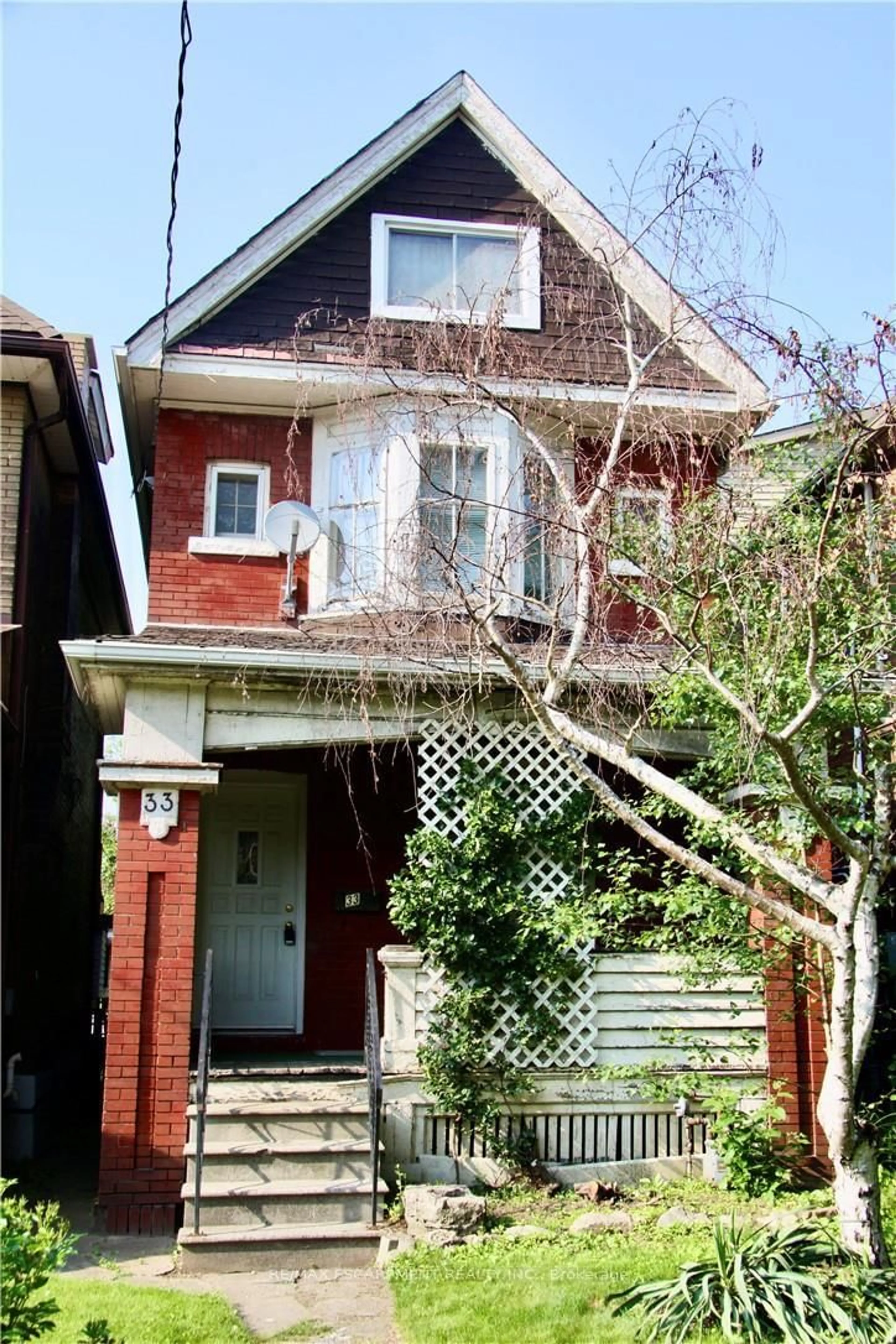 Home with brick exterior material, street for 33 Elm St, Hamilton Ontario L8M 1Y2