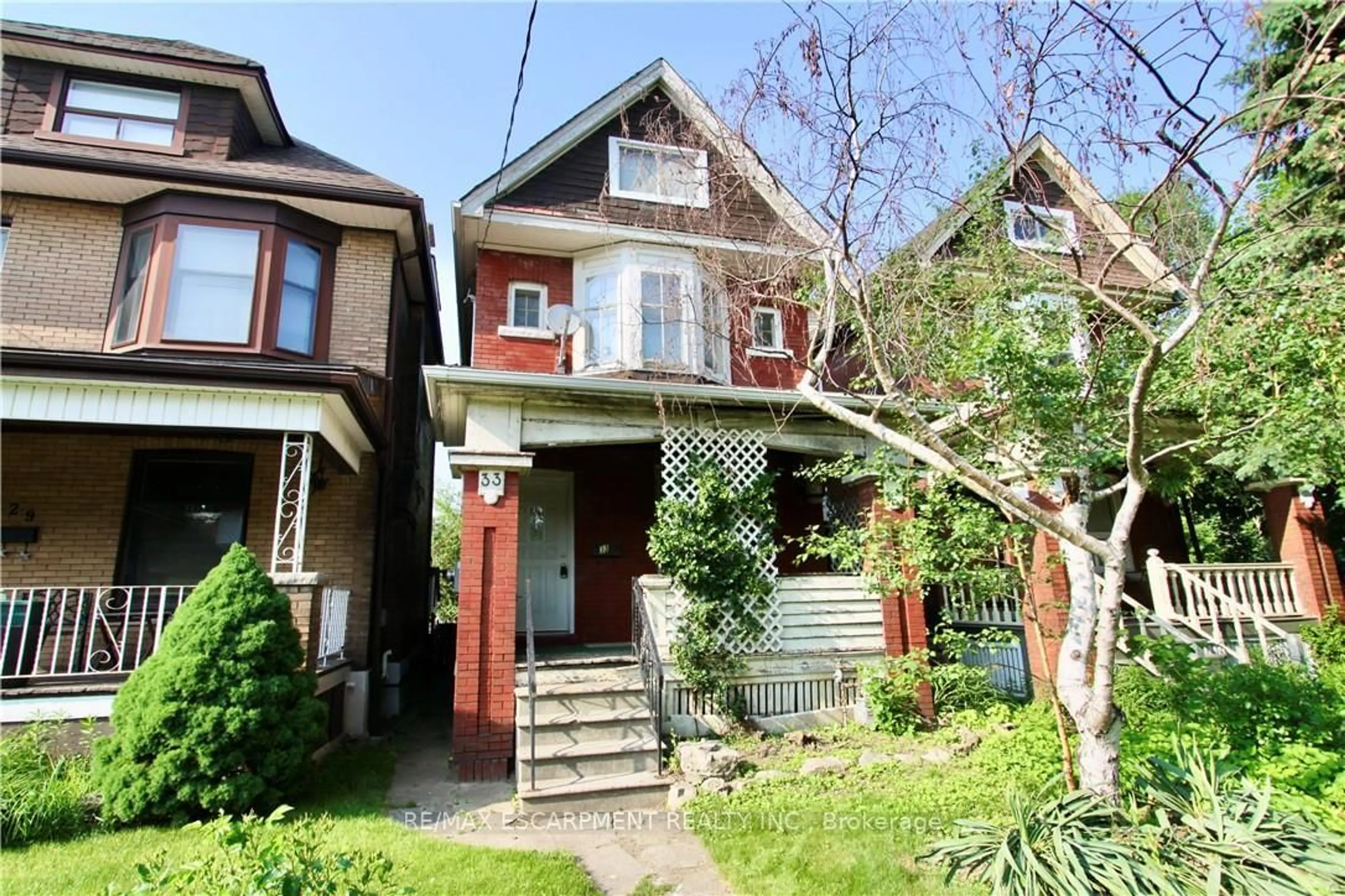 Home with brick exterior material, street for 33 Elm St, Hamilton Ontario L8M 1Y2