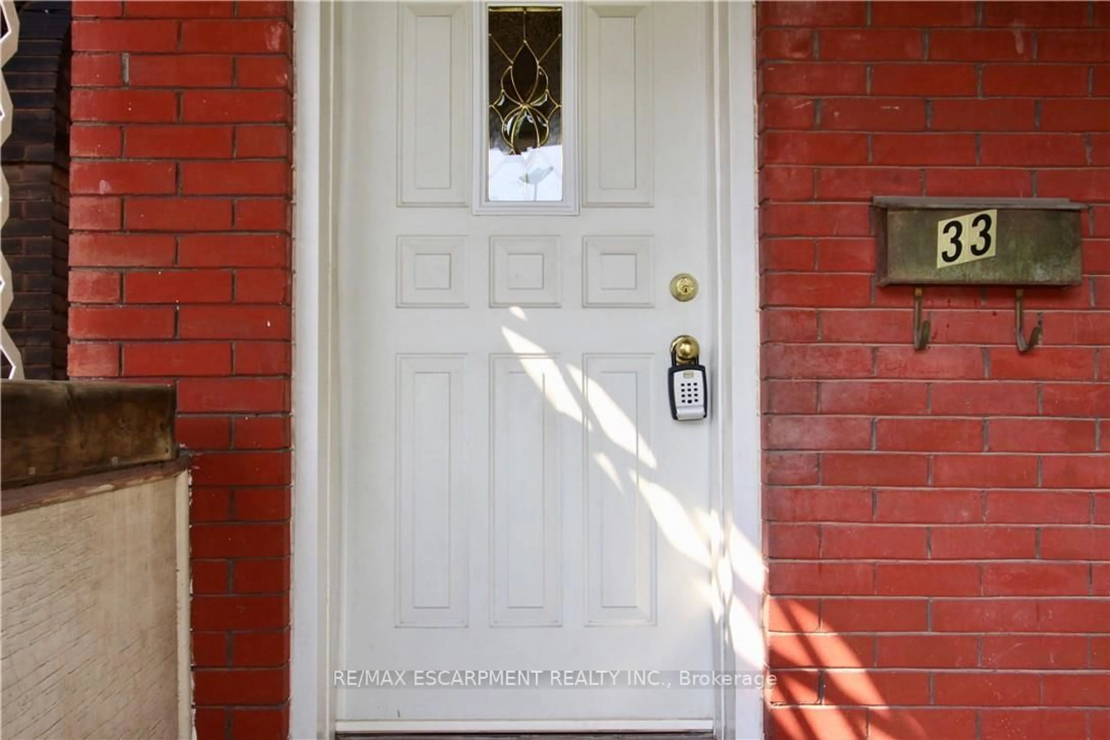 Indoor entryway for 33 Elm St, Hamilton Ontario L8M 1Y2