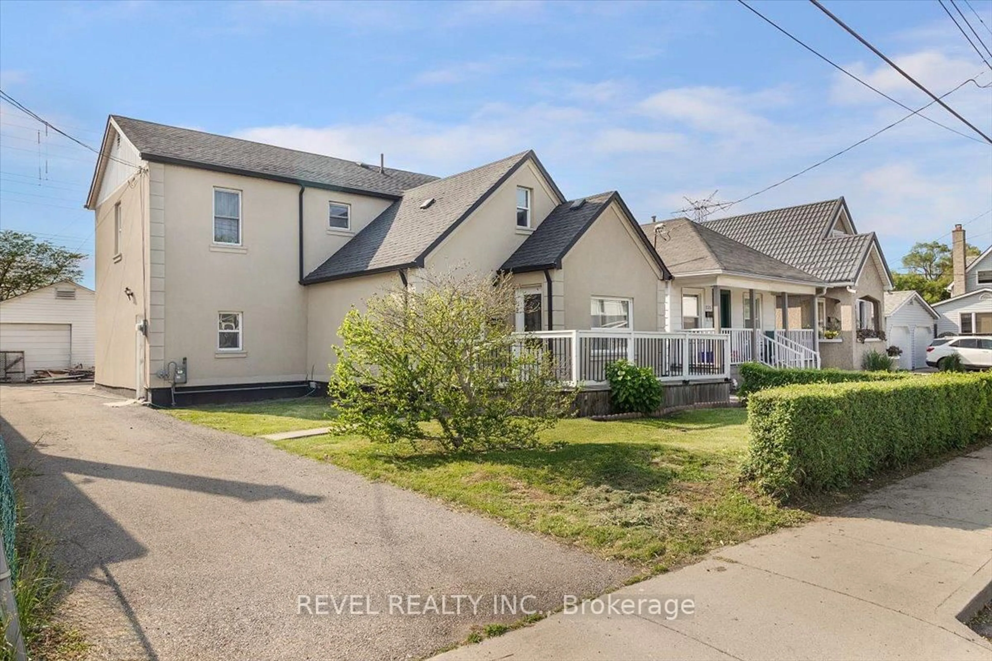 A pic from outside/outdoor area/front of a property/back of a property/a pic from drone, street for 233 Normanhurst Ave, Hamilton Ontario L8H 5N1