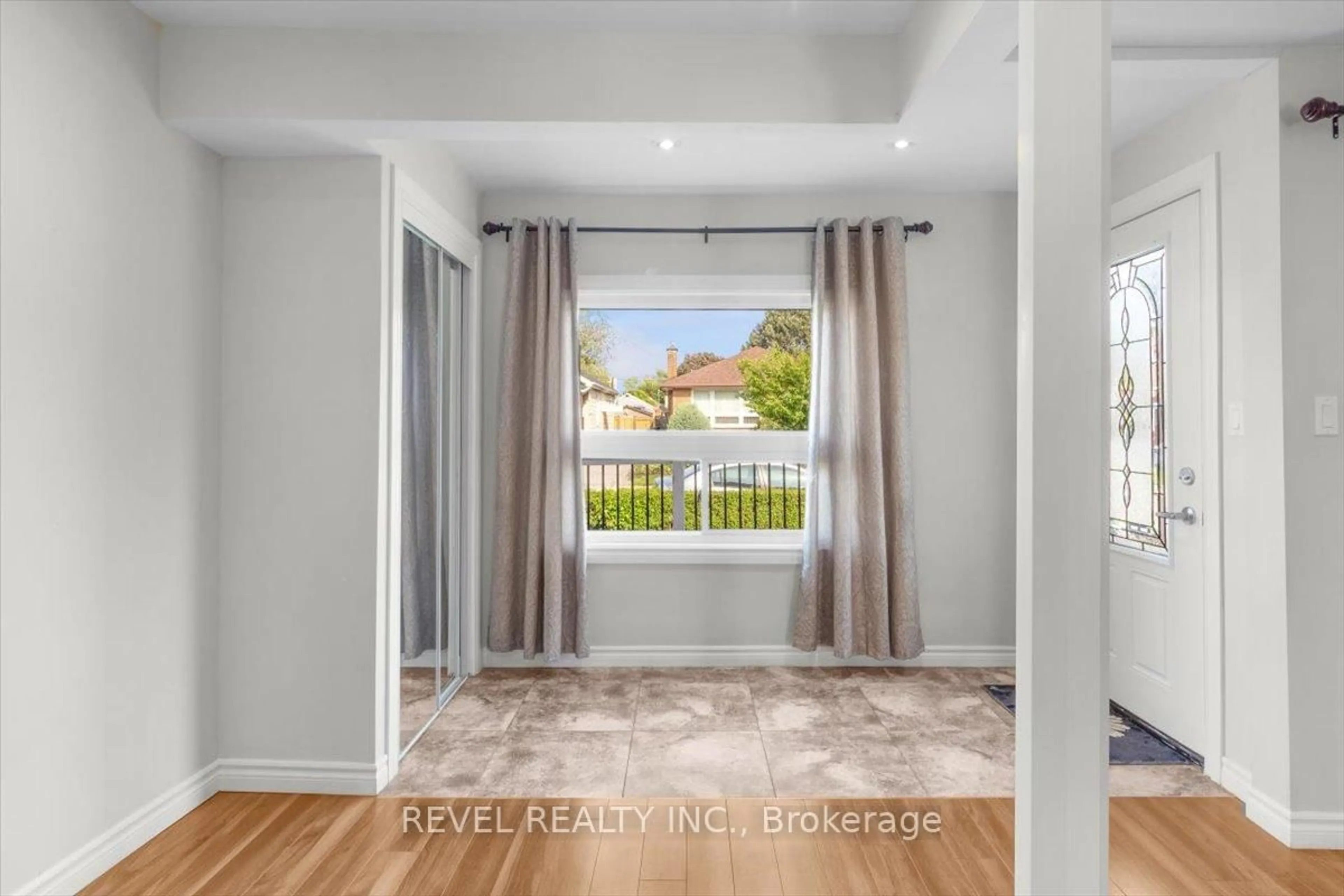 Indoor entryway for 233 Normanhurst Ave, Hamilton Ontario L8H 5N1