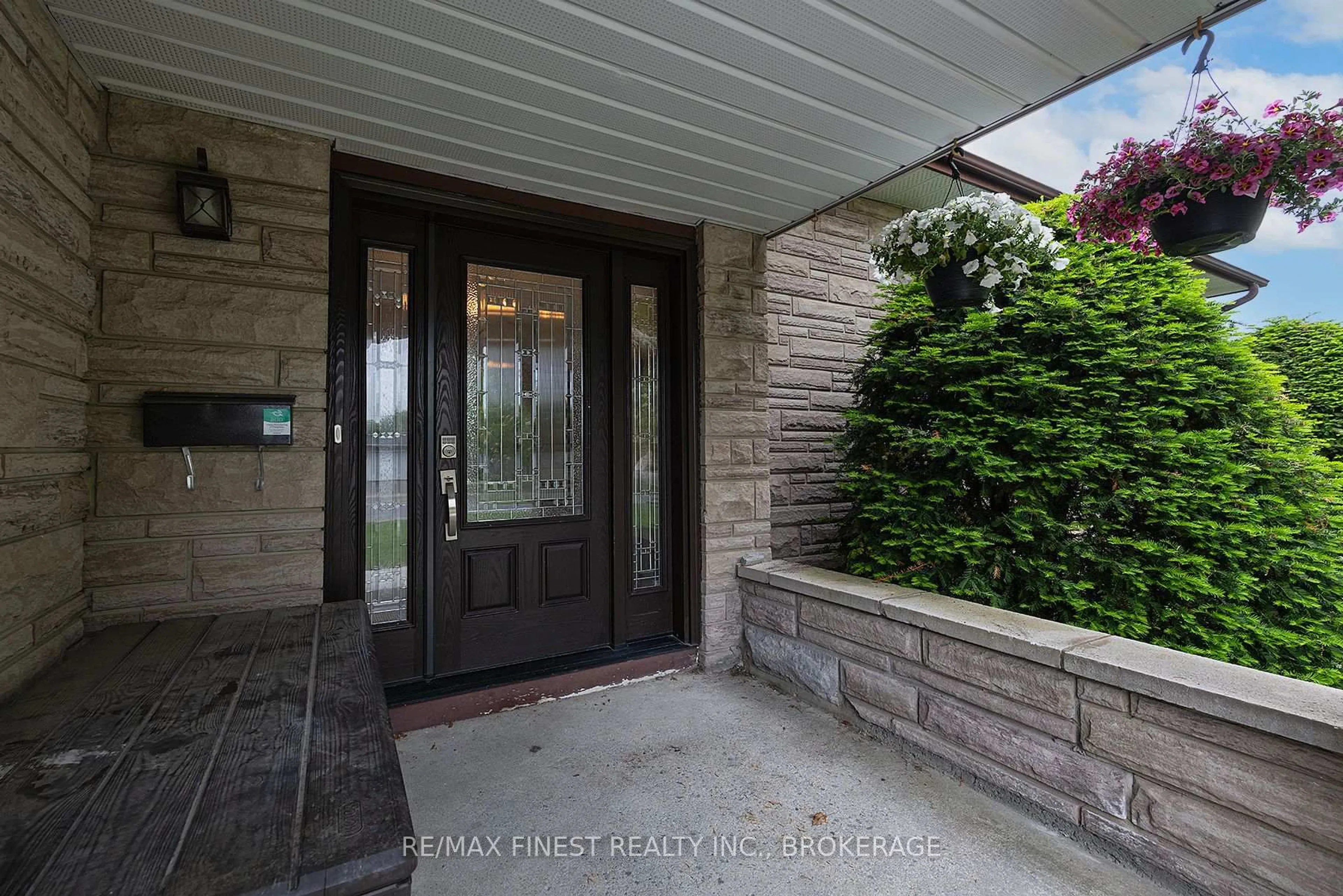Indoor entryway for 690 Harrow Pl, Kingston Ontario K7M 5L9
