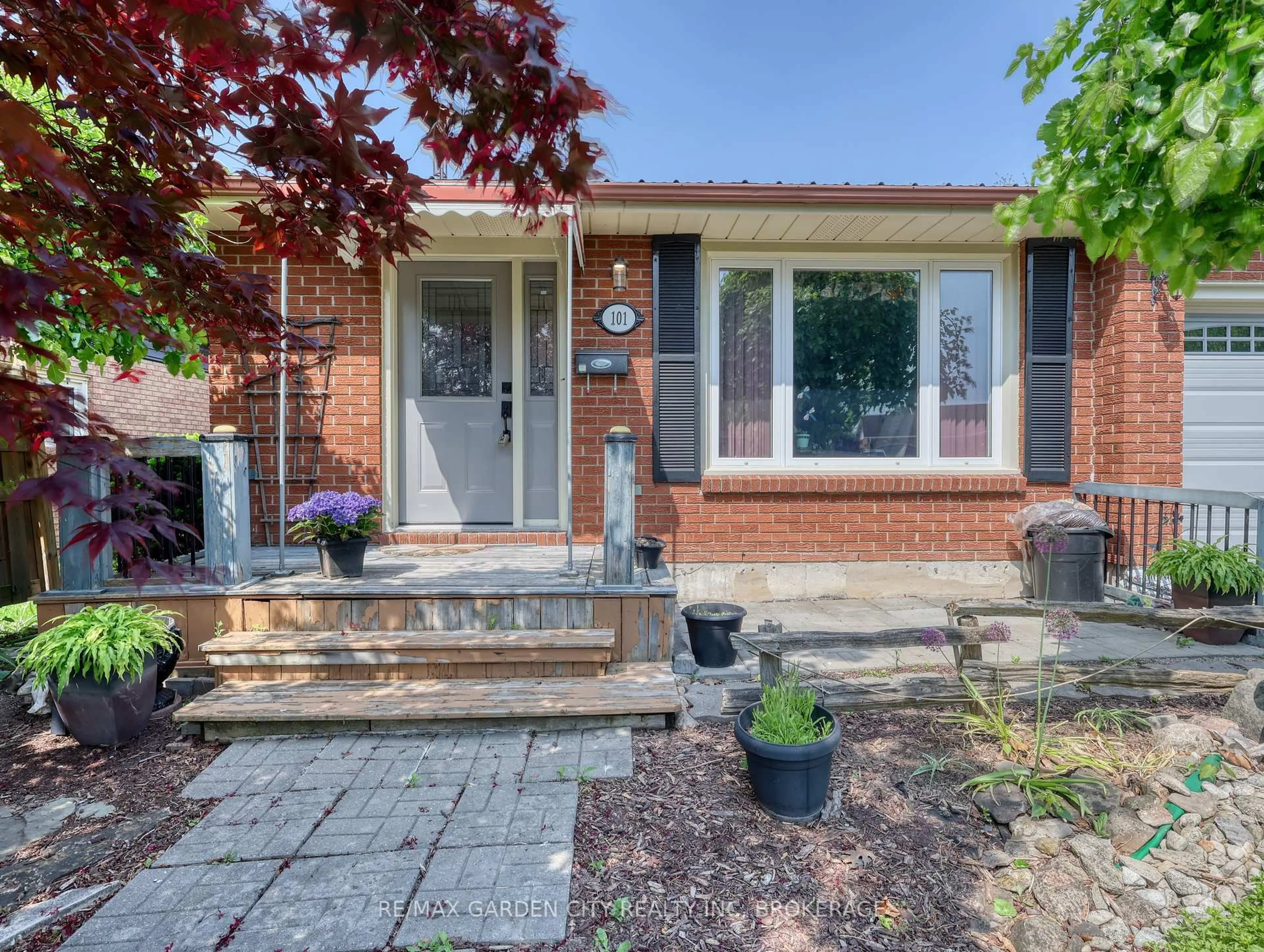 Home with brick exterior material, street for 101 Keefer Rd, Thorold Ontario L2V 4M8
