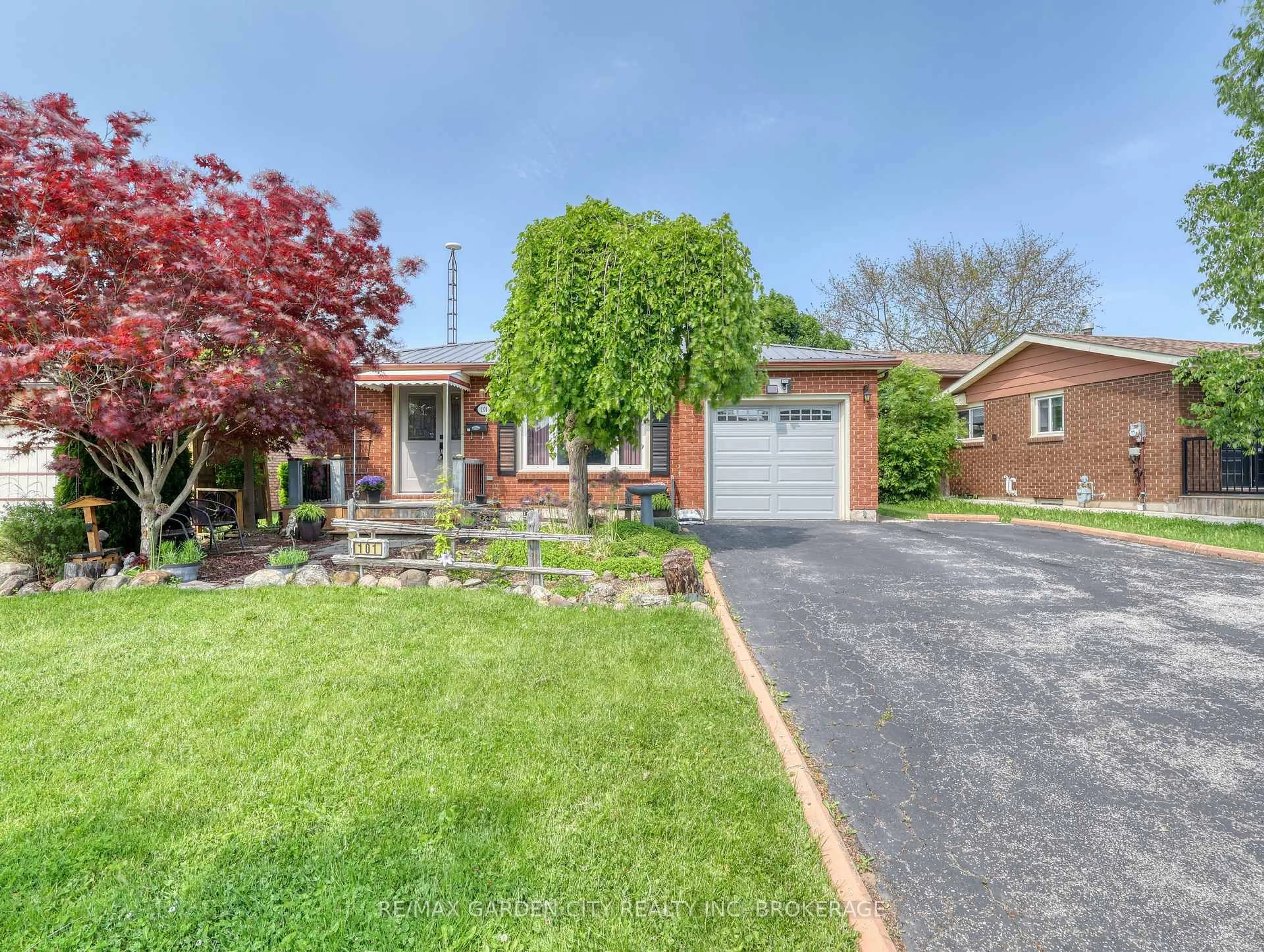 Home with brick exterior material, street for 101 Keefer Rd, Thorold Ontario L2V 4M8