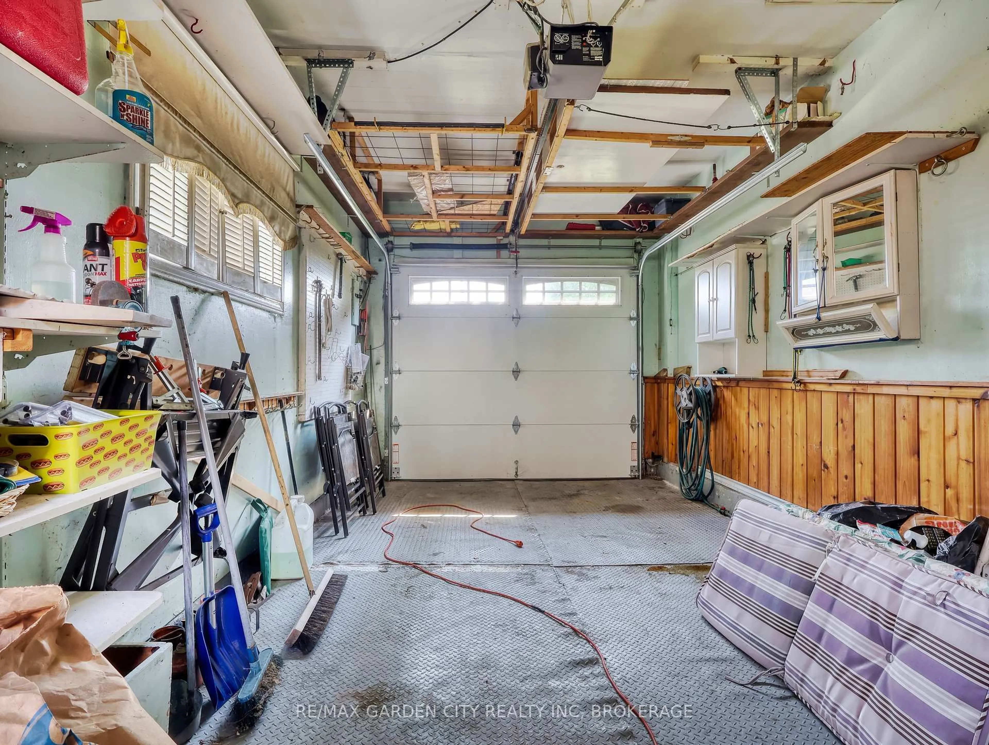 Indoor garage for 101 Keefer Rd, Thorold Ontario L2V 4M8