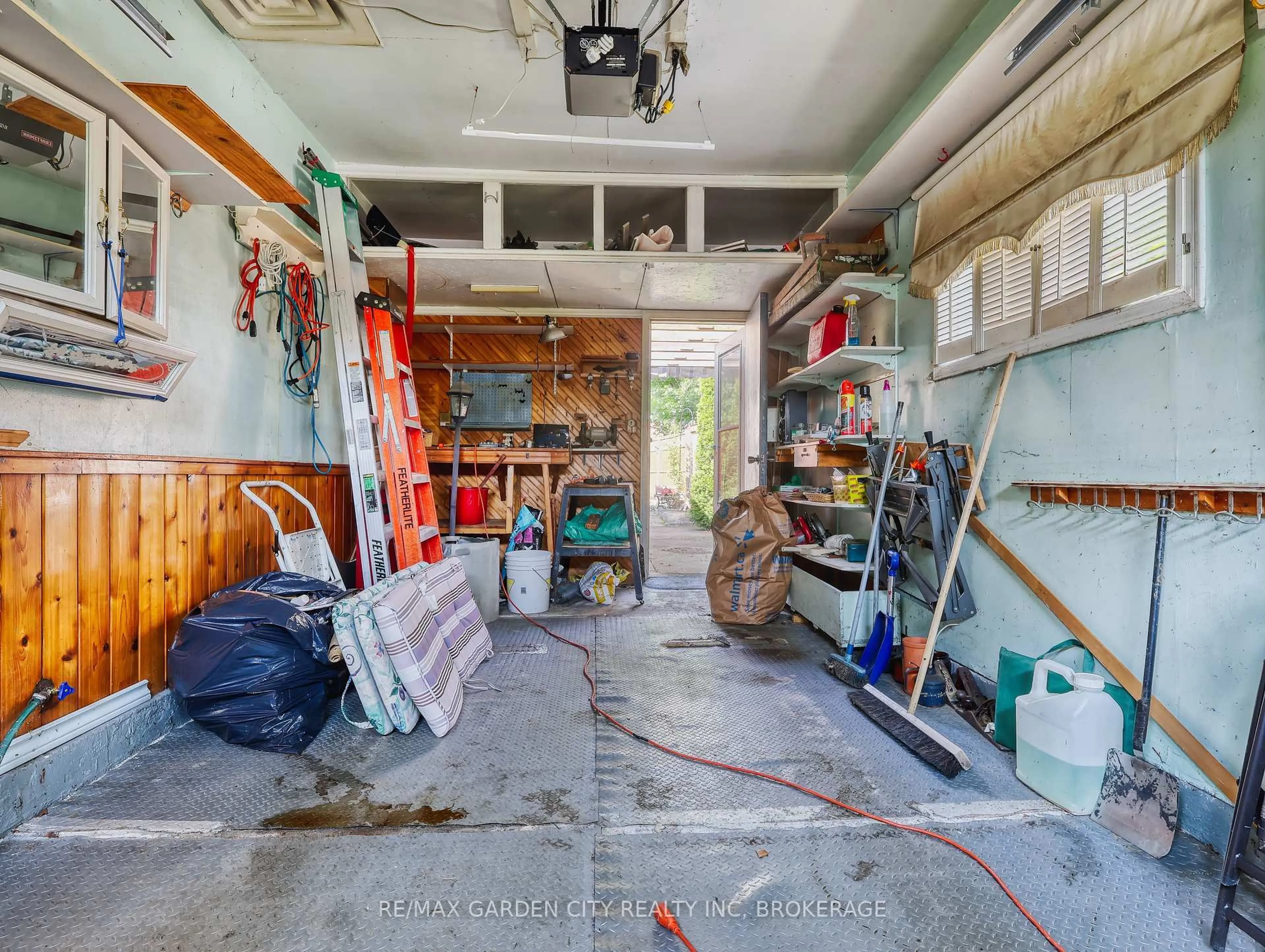 Indoor garage for 101 Keefer Rd, Thorold Ontario L2V 4M8