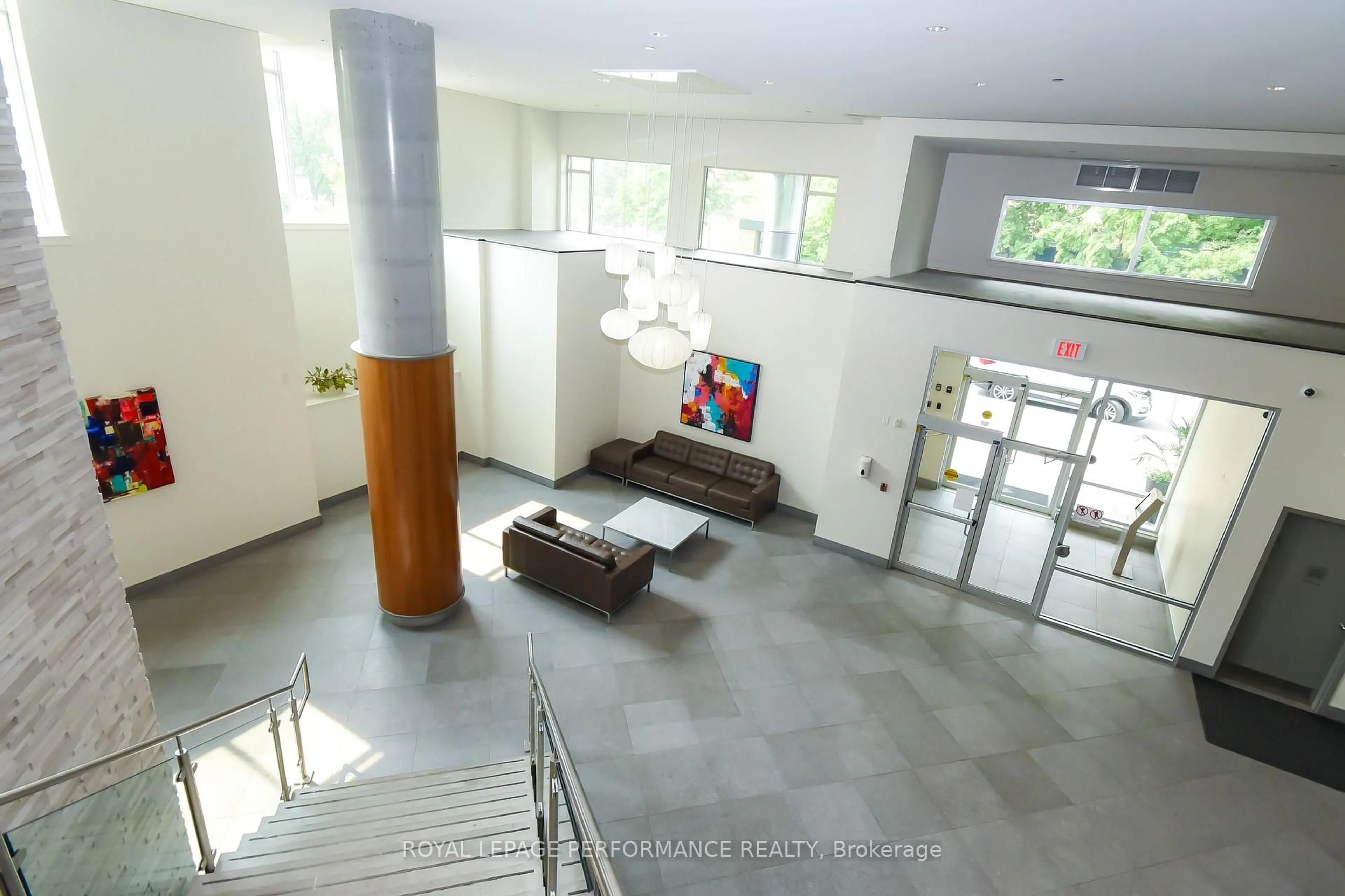 Indoor foyer for 7 Marquette Ave #309A, Ottawa Ontario K1L 8A7
