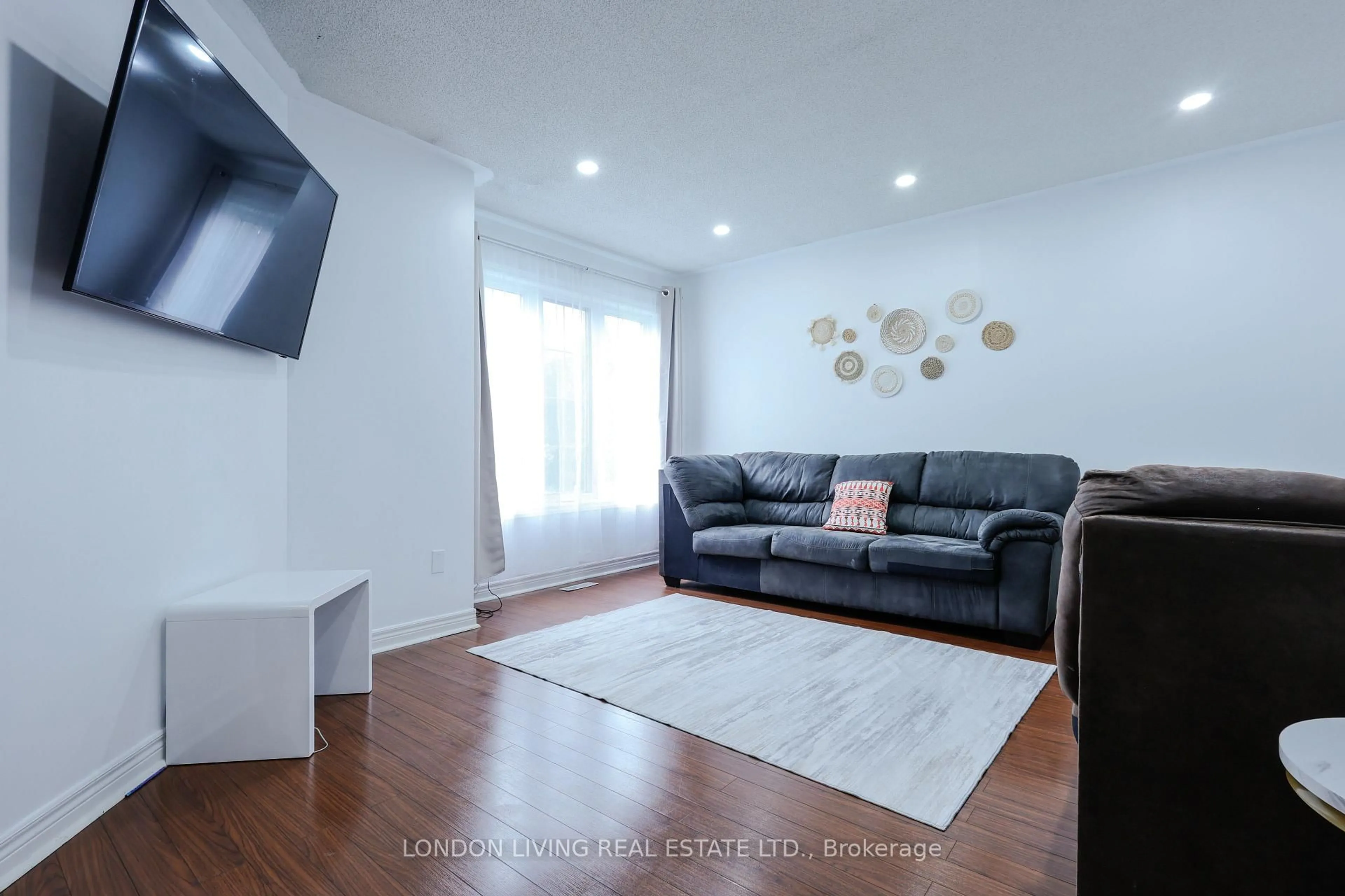 Living room with furniture, wood/laminate floor for 26 Joliet St, London East Ontario N5V 4V9