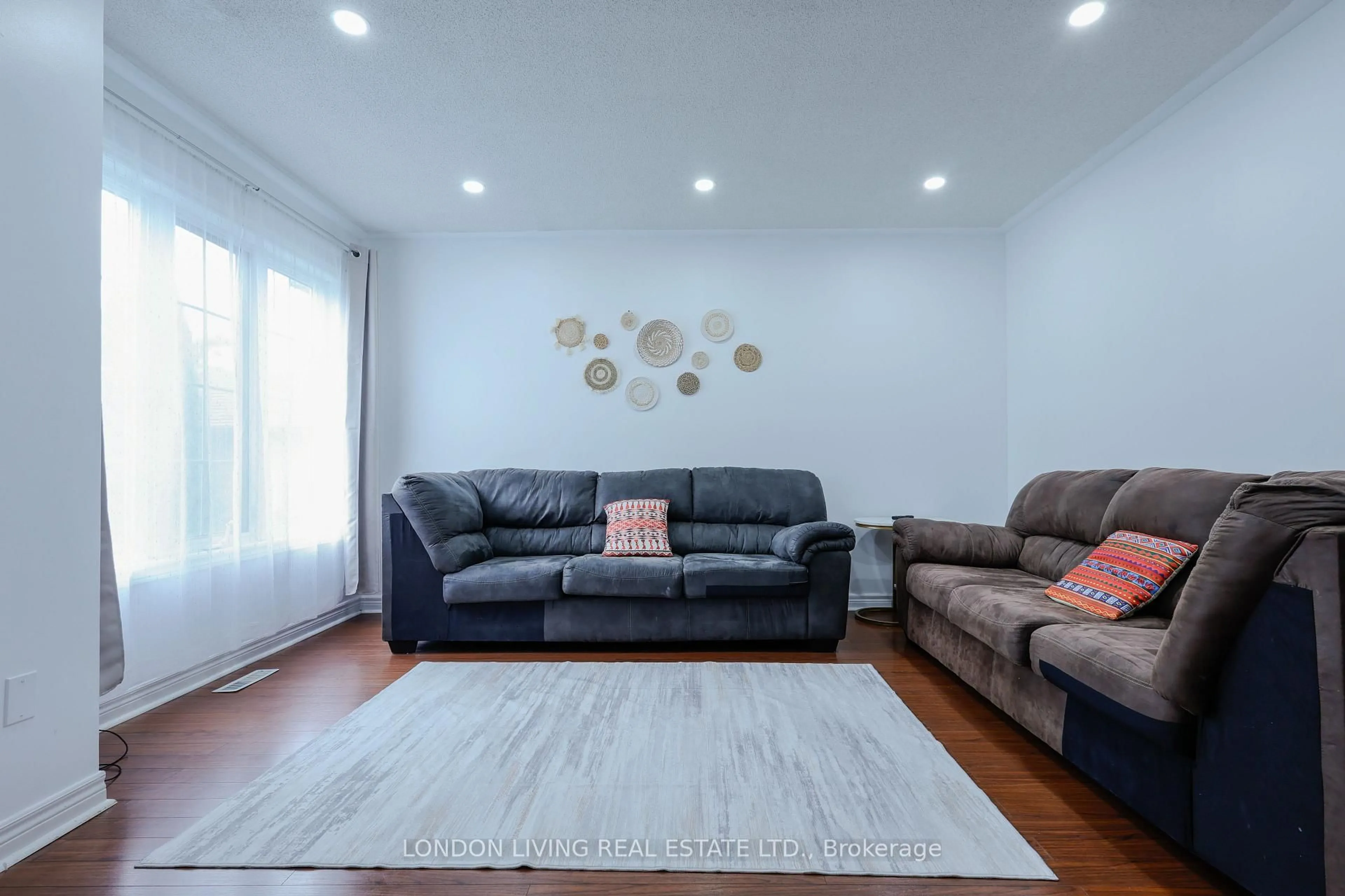 Living room with furniture, wood/laminate floor for 26 Joliet St, London East Ontario N5V 4V9