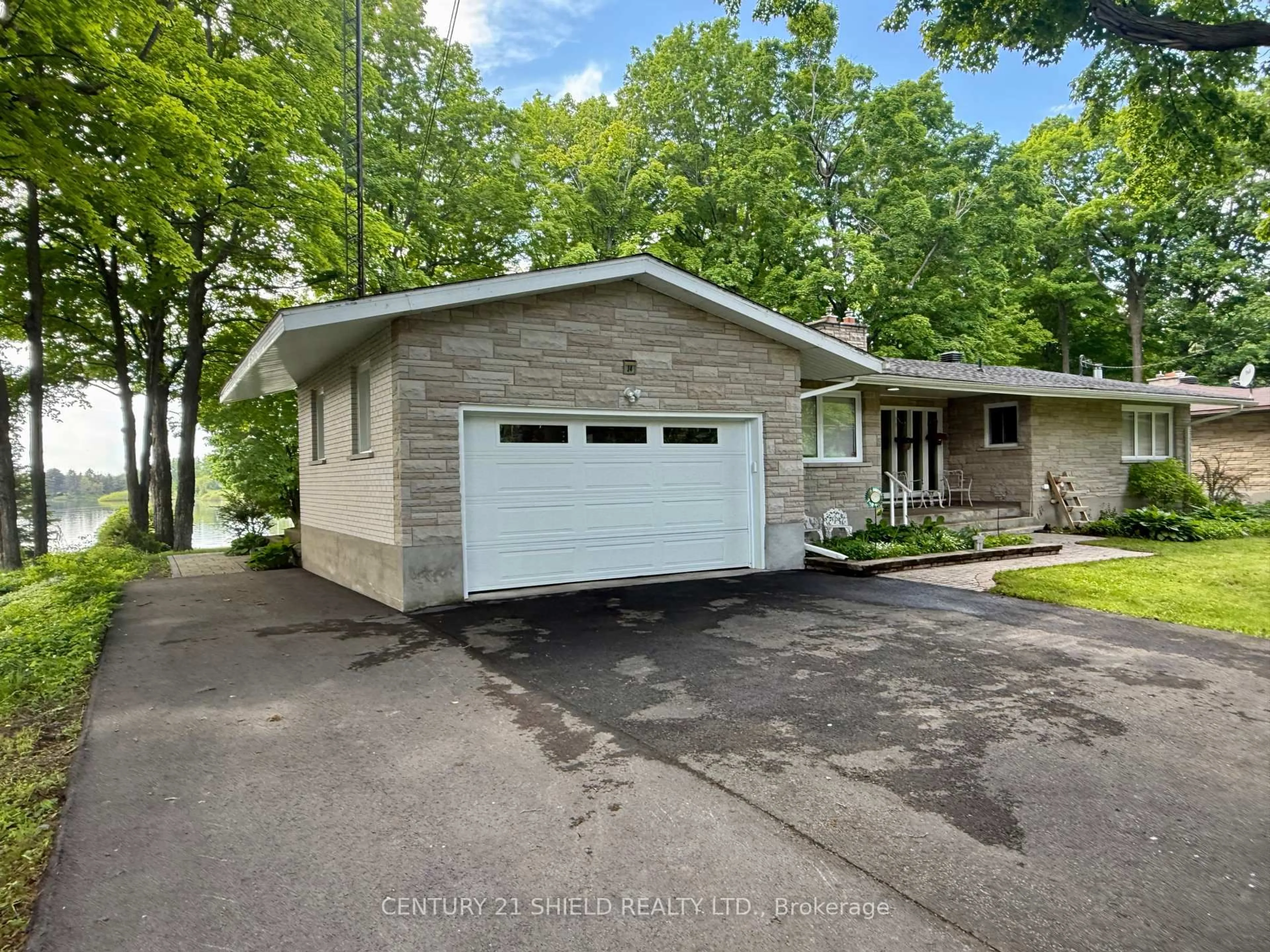 Indoor garage for 14 Robin Rd, South Stormont Ontario K0C 1P0