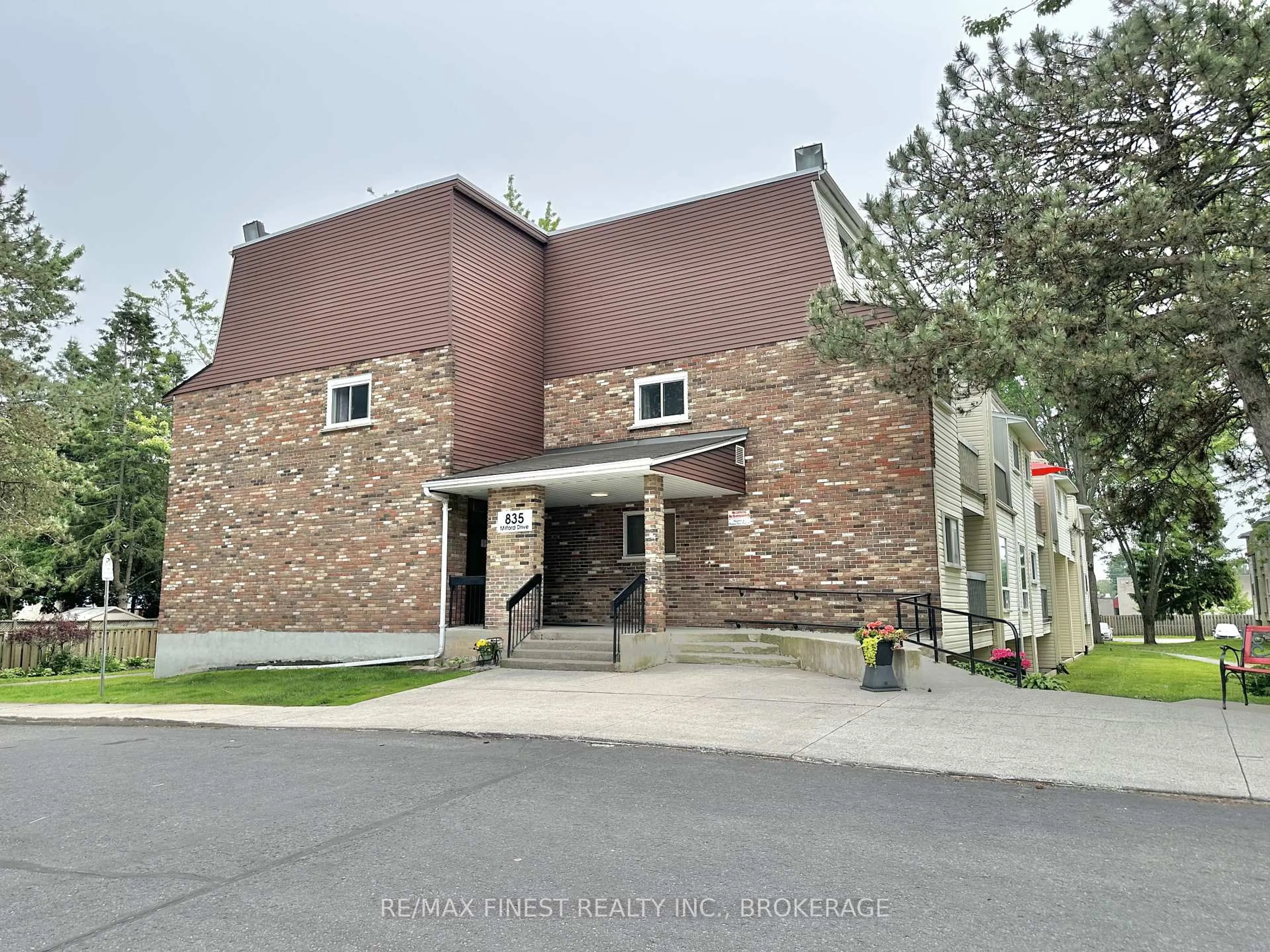 Indoor foyer for 835 Milford Dr #109, Kingston Ontario K7P 1A7