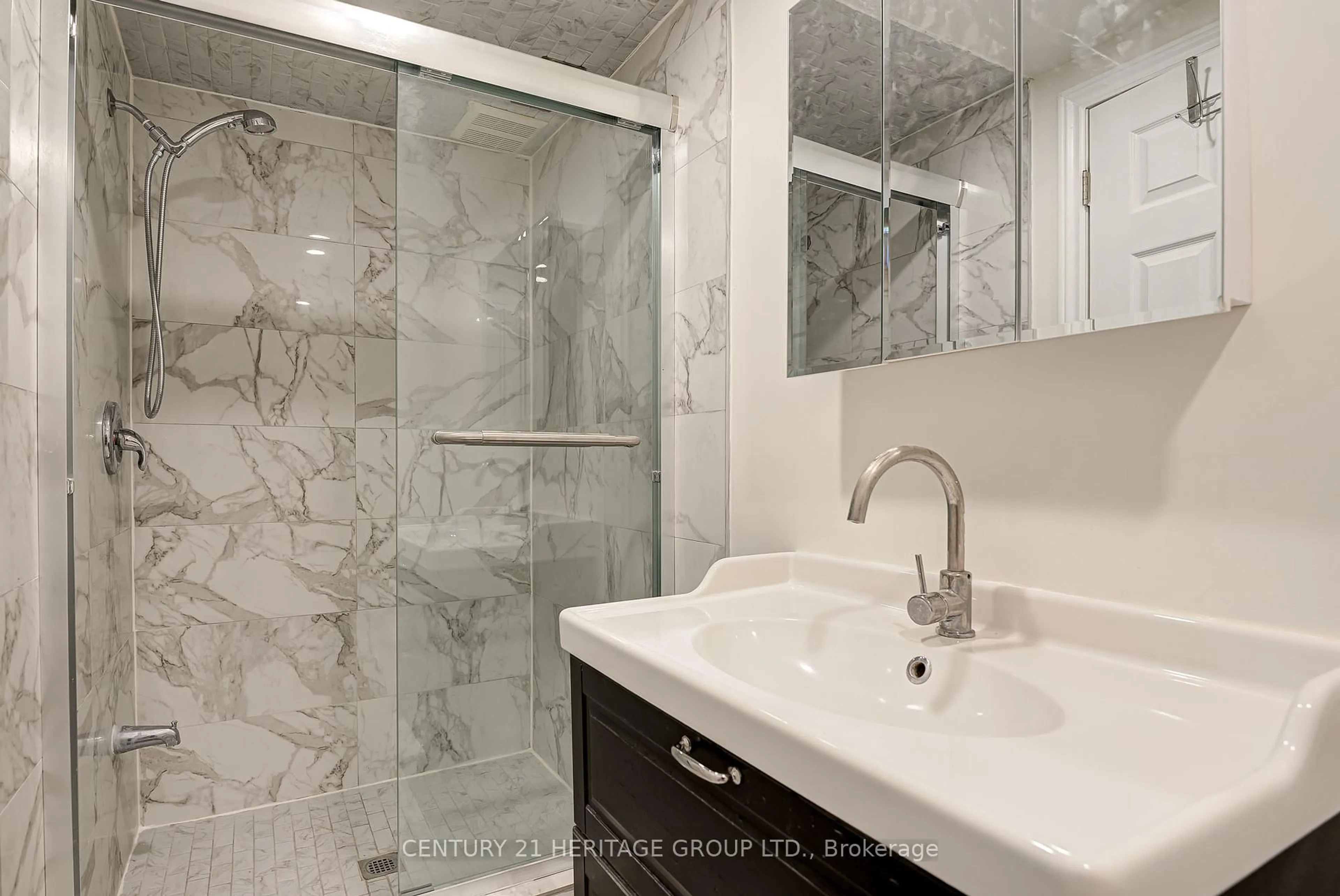 Standard bathroom, ceramic/tile floor for 139 Strathcona Cres, Kitchener Ontario N2B 2W8