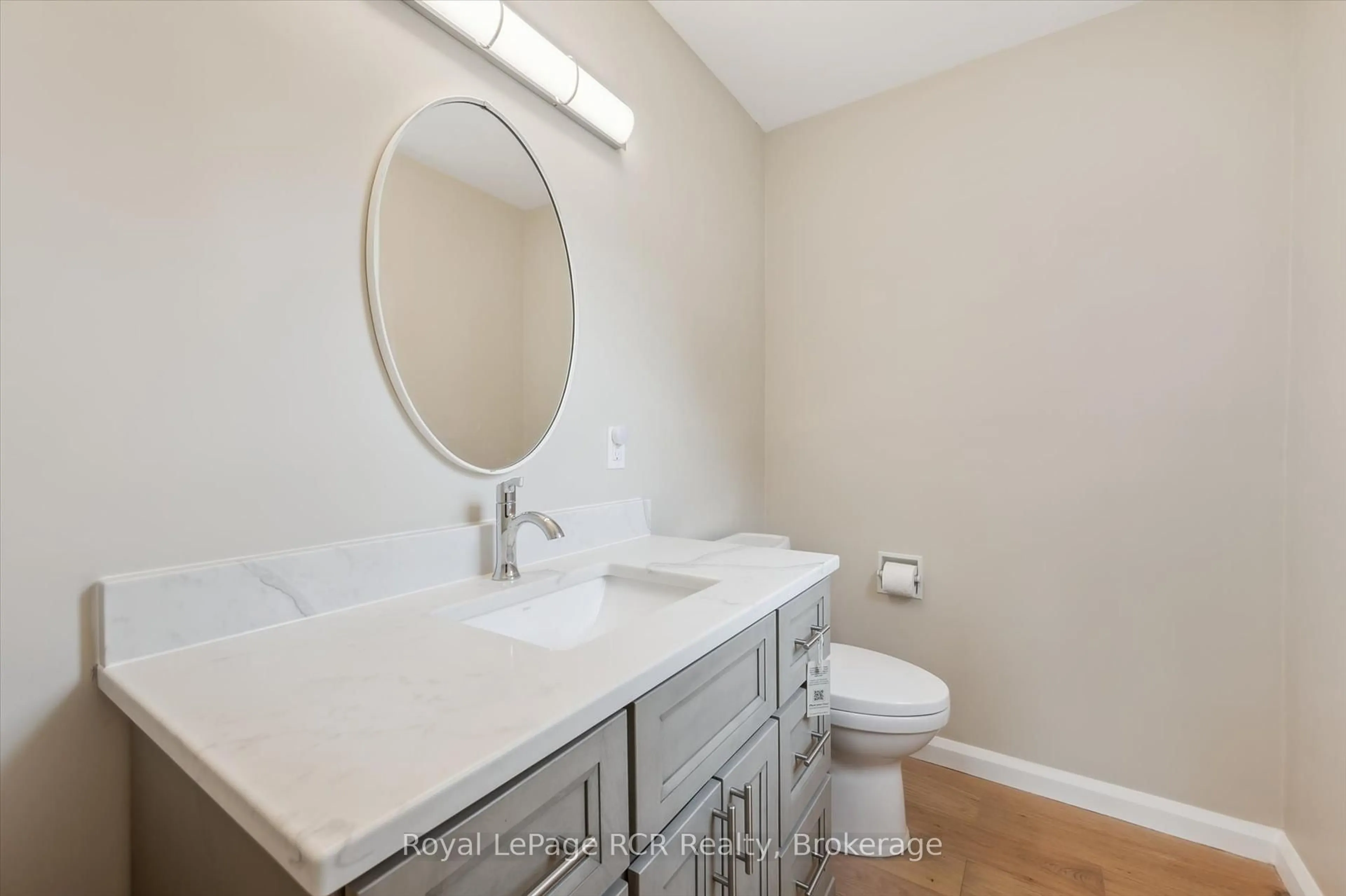 Standard bathroom, ceramic/tile floor for 26 Elginfield Dr, Guelph Ontario N1E 4E6