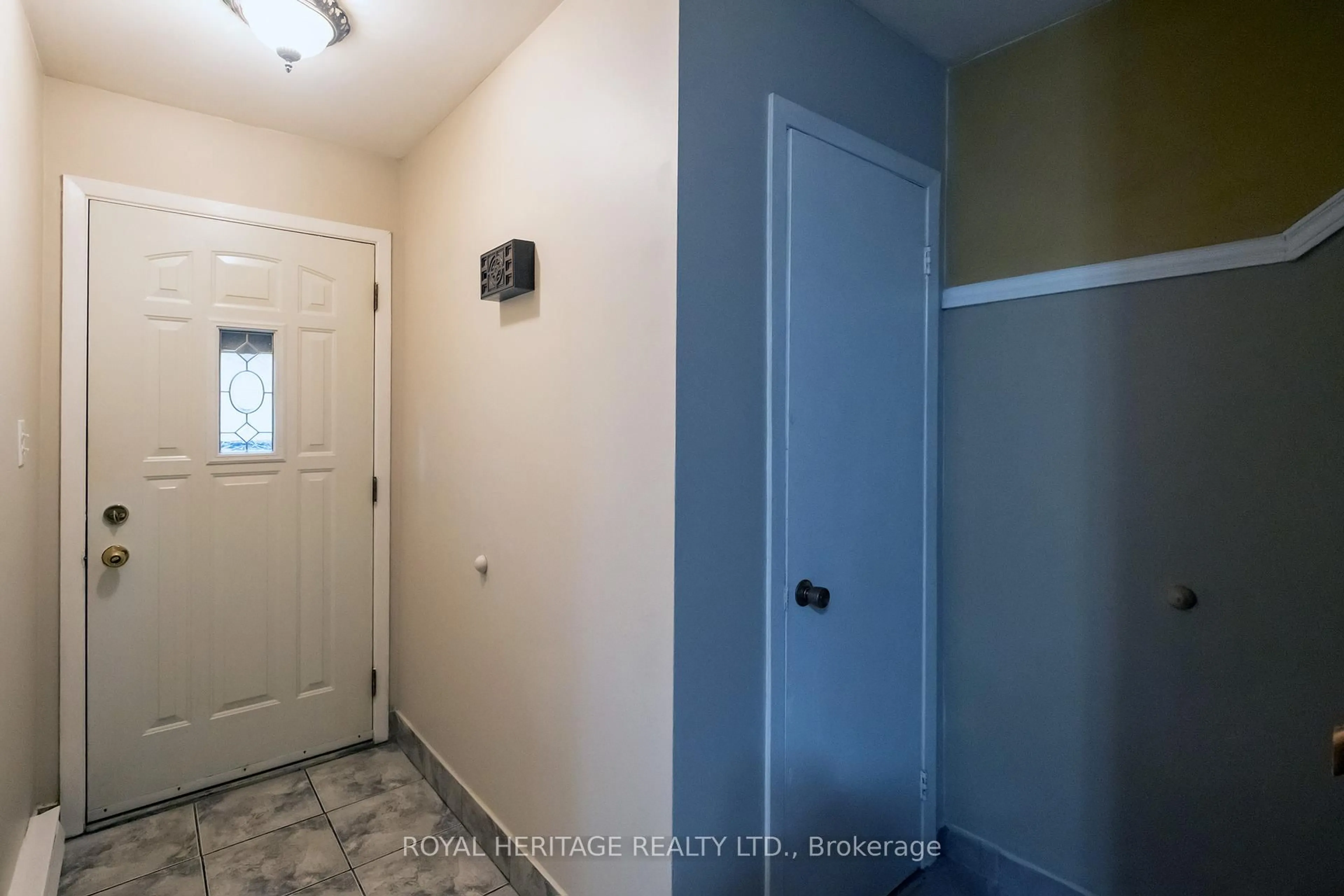 Indoor entryway for 60 Prince Of Wales Dr #11E, Belleville Ontario K8P 2T5