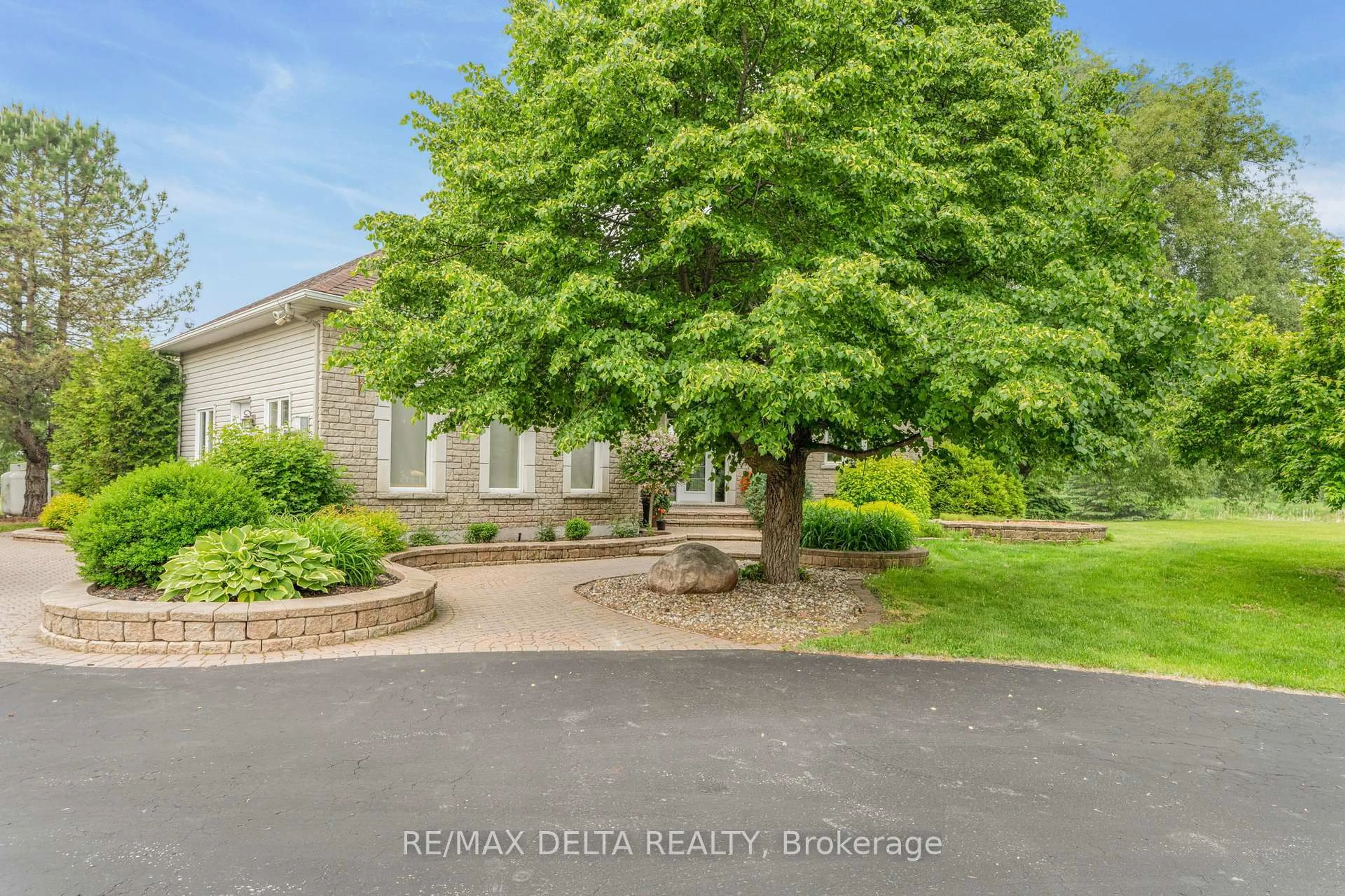 A pic from outside/outdoor area/front of a property/back of a property/a pic from drone, water/lake/river/ocean view for 1819 Baseline Rd, Clarence-Rockland Ontario K0A 1N0