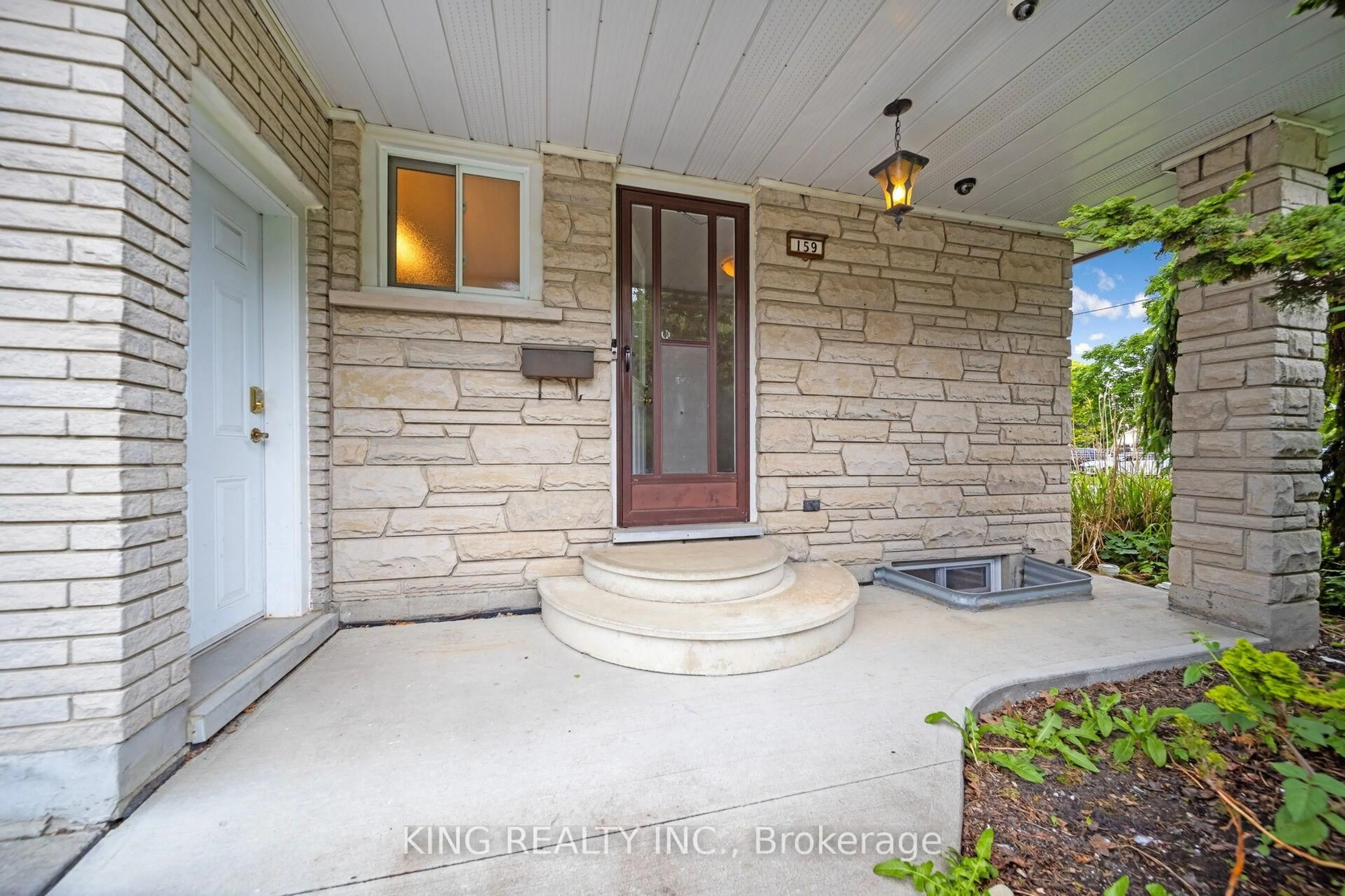 Indoor entryway for 159 Victoria St, Woodstock Ontario N4S 6W1