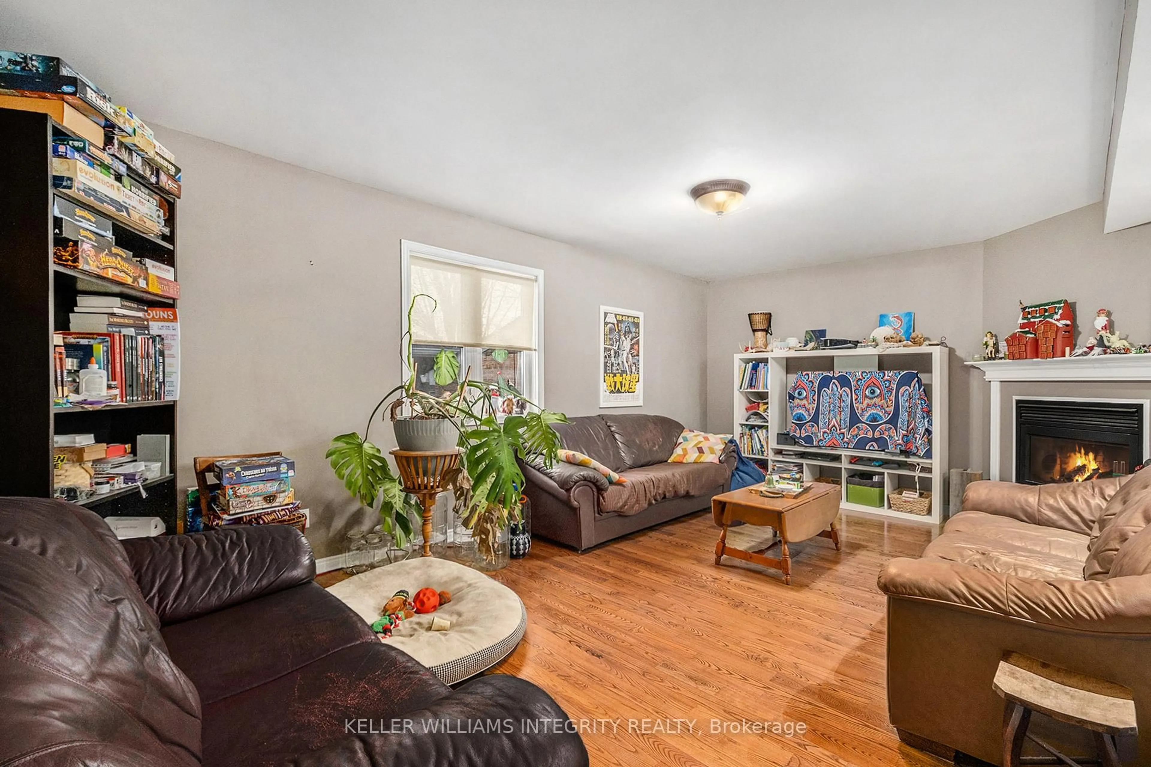 Living room with furniture, unknown for 1384 Chatelain Ave, Ottawa Ontario K1Z 8A8