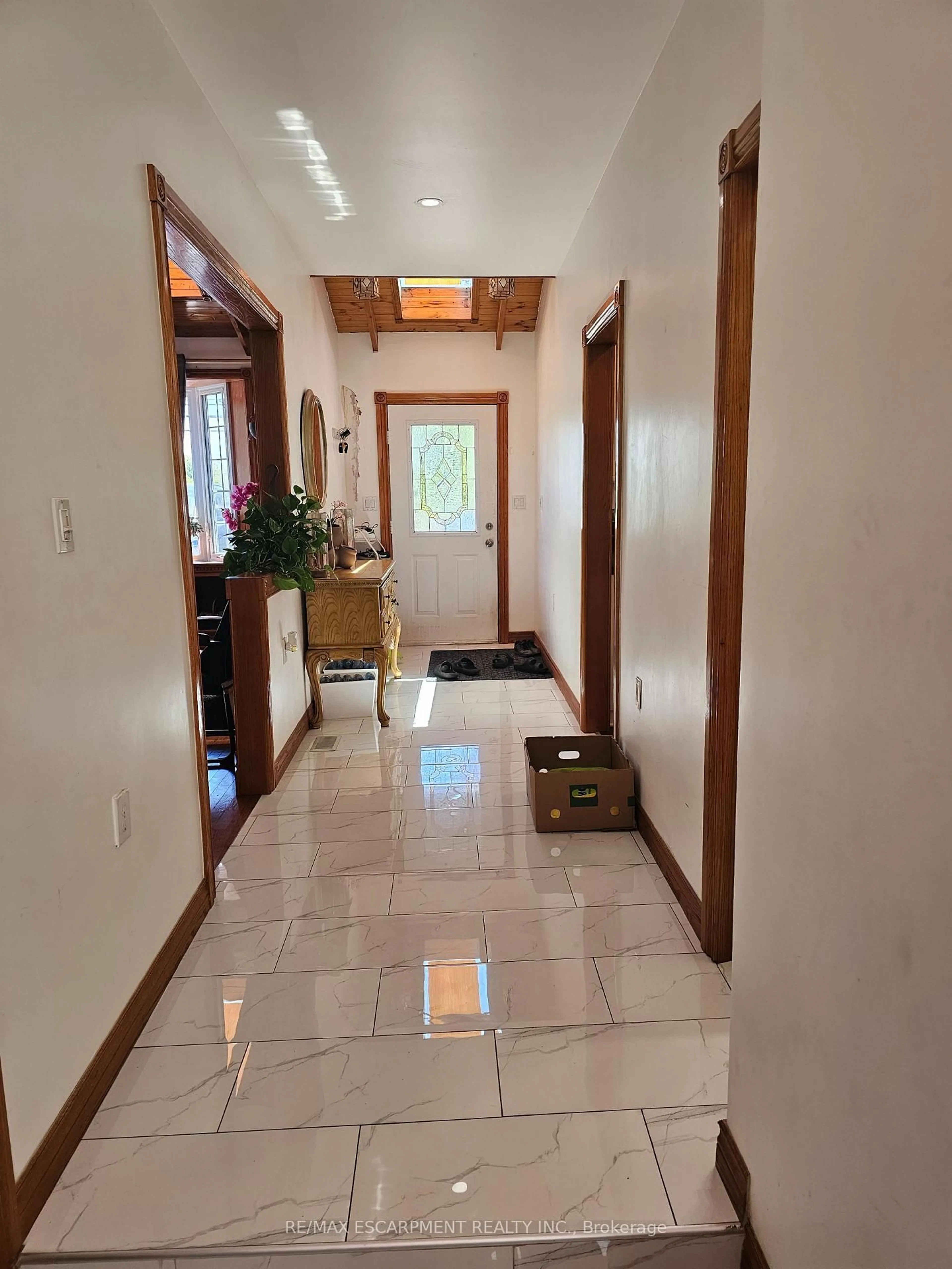 Indoor foyer for 8506 Twenty Rd, Hamilton Ontario L9B 1H6