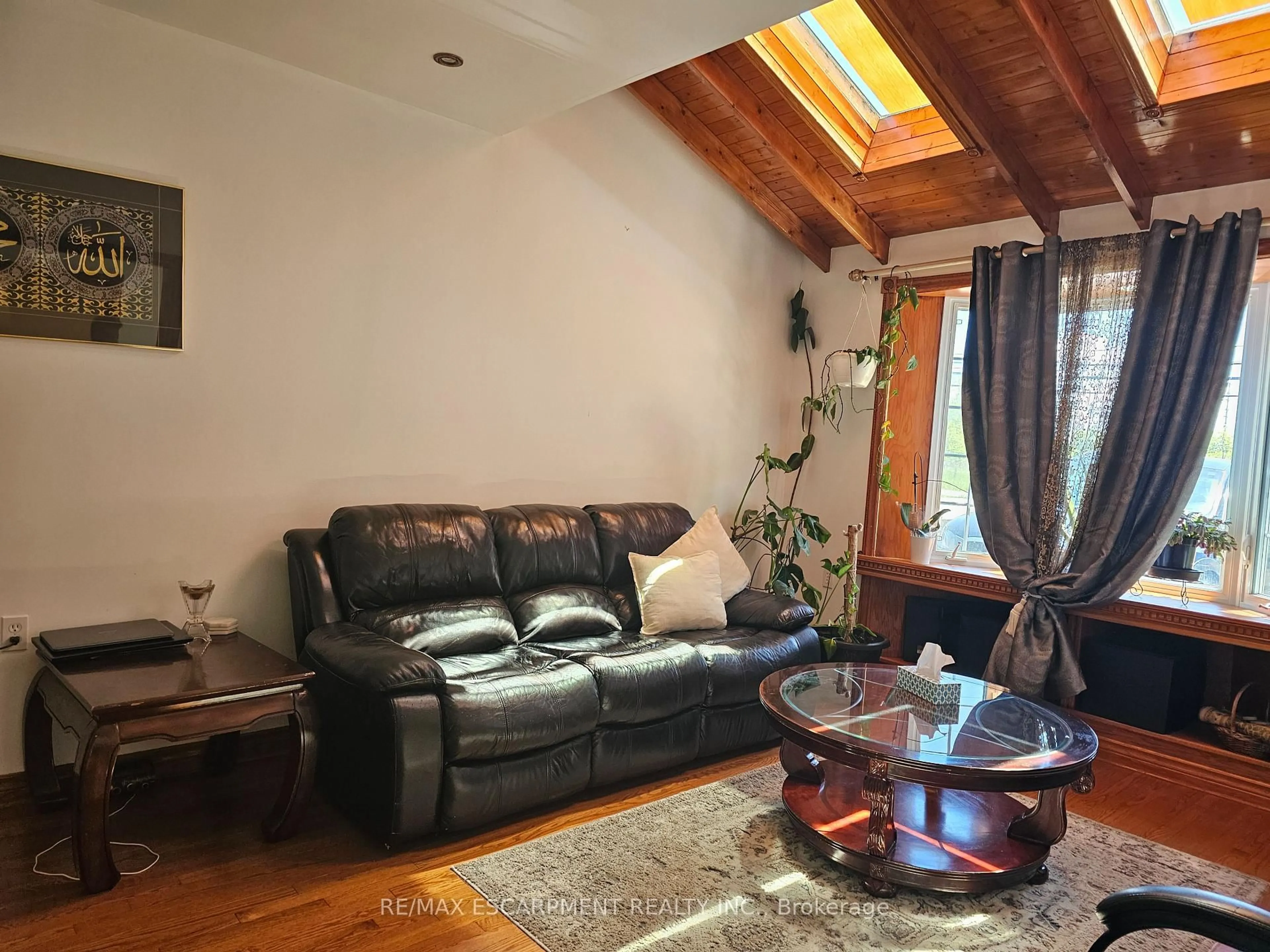 Living room with furniture, wood/laminate floor for 8506 Twenty Rd, Hamilton Ontario L9B 1H6