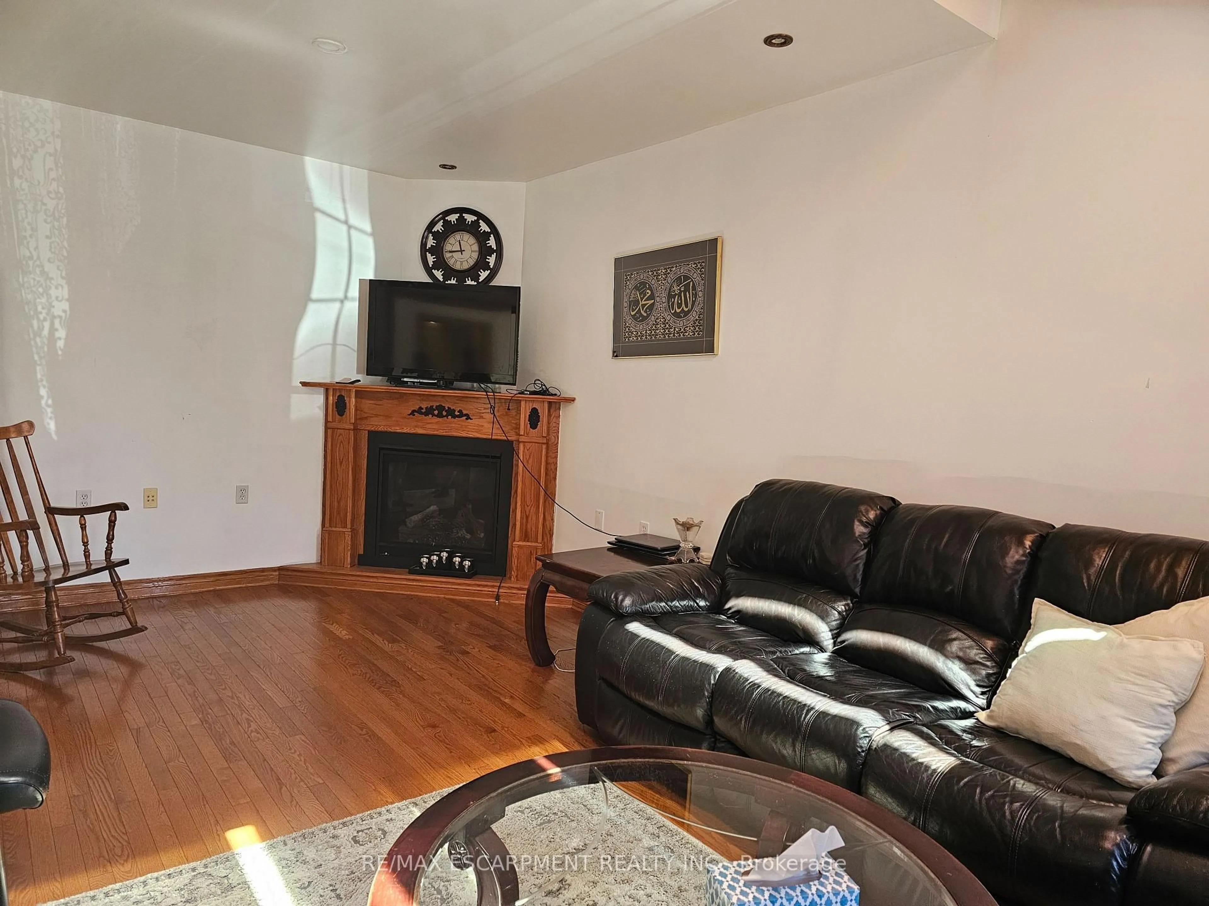 Living room with furniture, wood/laminate floor for 8506 Twenty Rd, Hamilton Ontario L9B 1H6