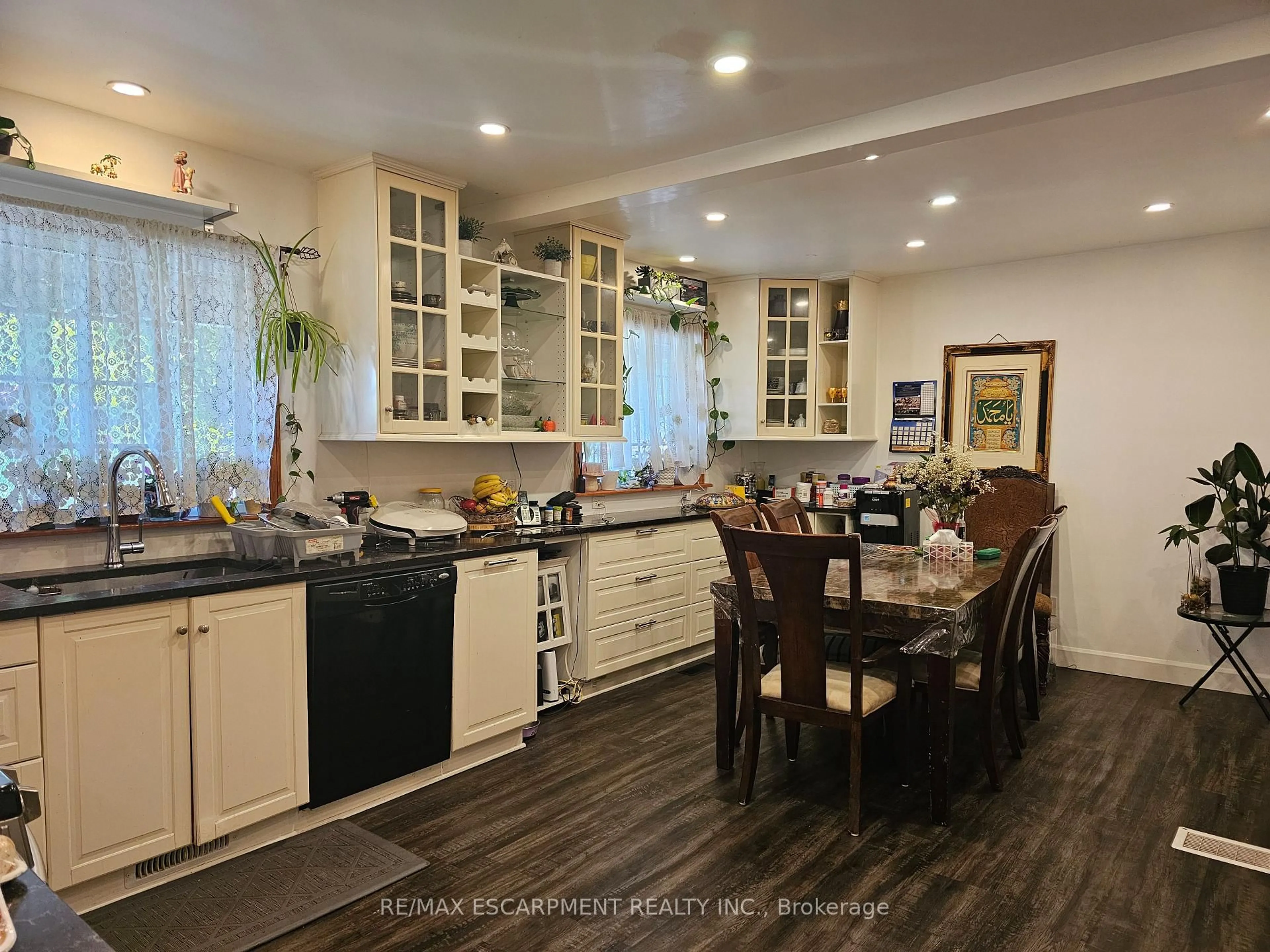 Open concept kitchen, unknown for 8506 Twenty Rd, Hamilton Ontario L9B 1H6