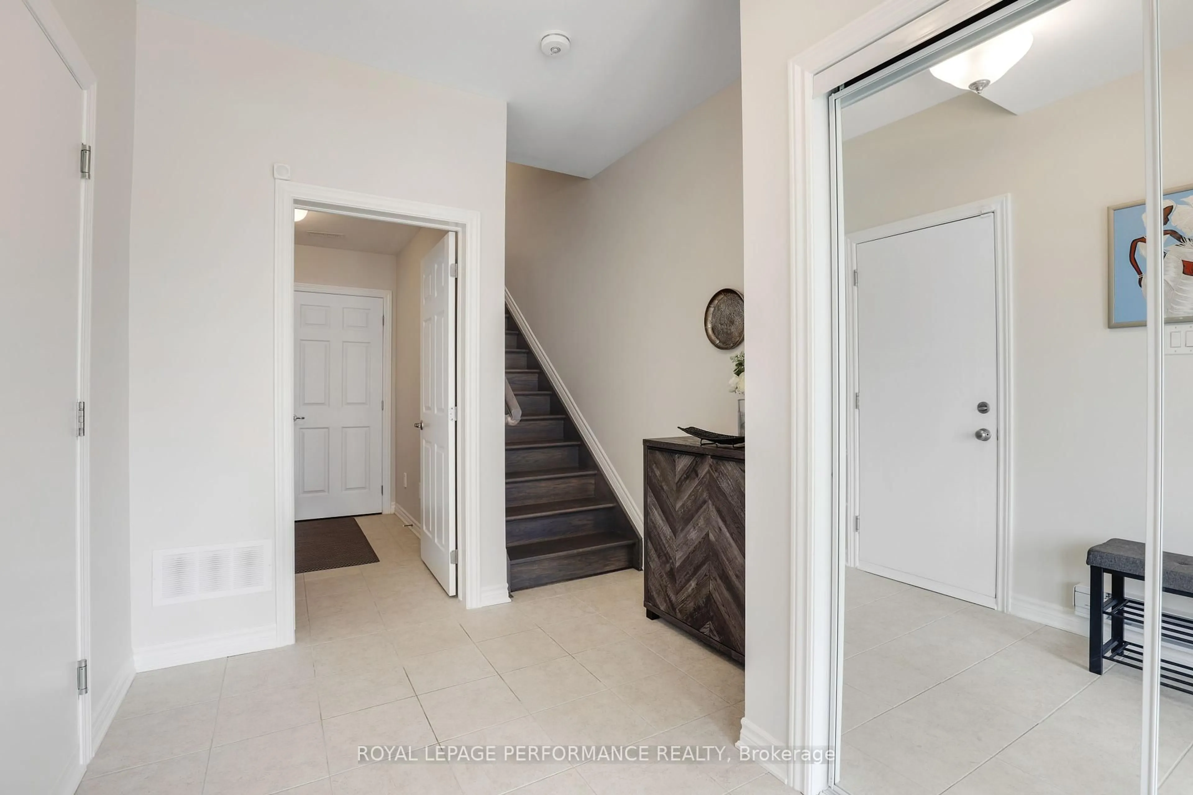 Indoor entryway for 827 Kiniw Private, Ottawa Ontario K1K 5A3