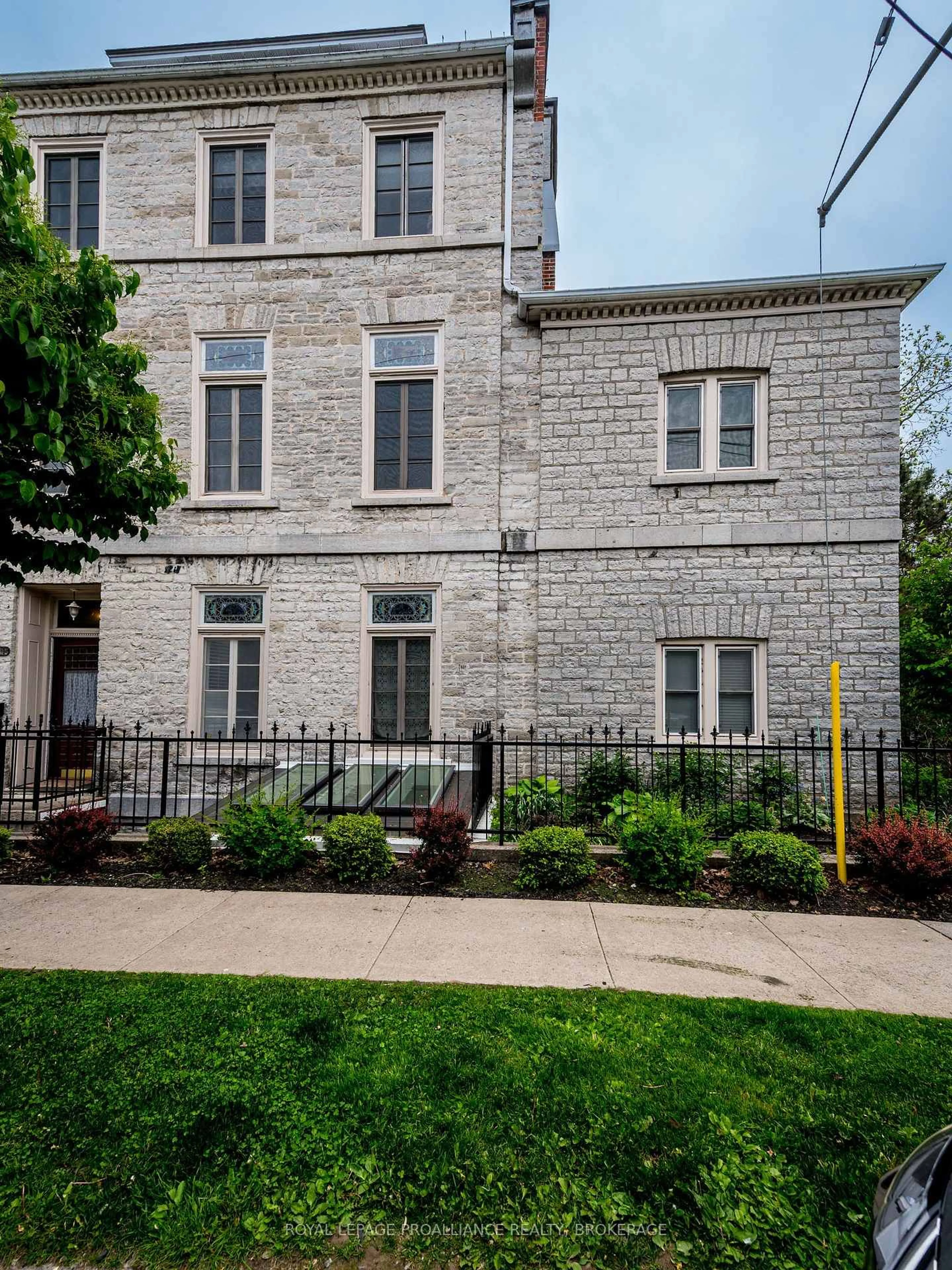 Home with brick exterior material, building for 131 King St #7, Kingston Ontario K7L 2Z9