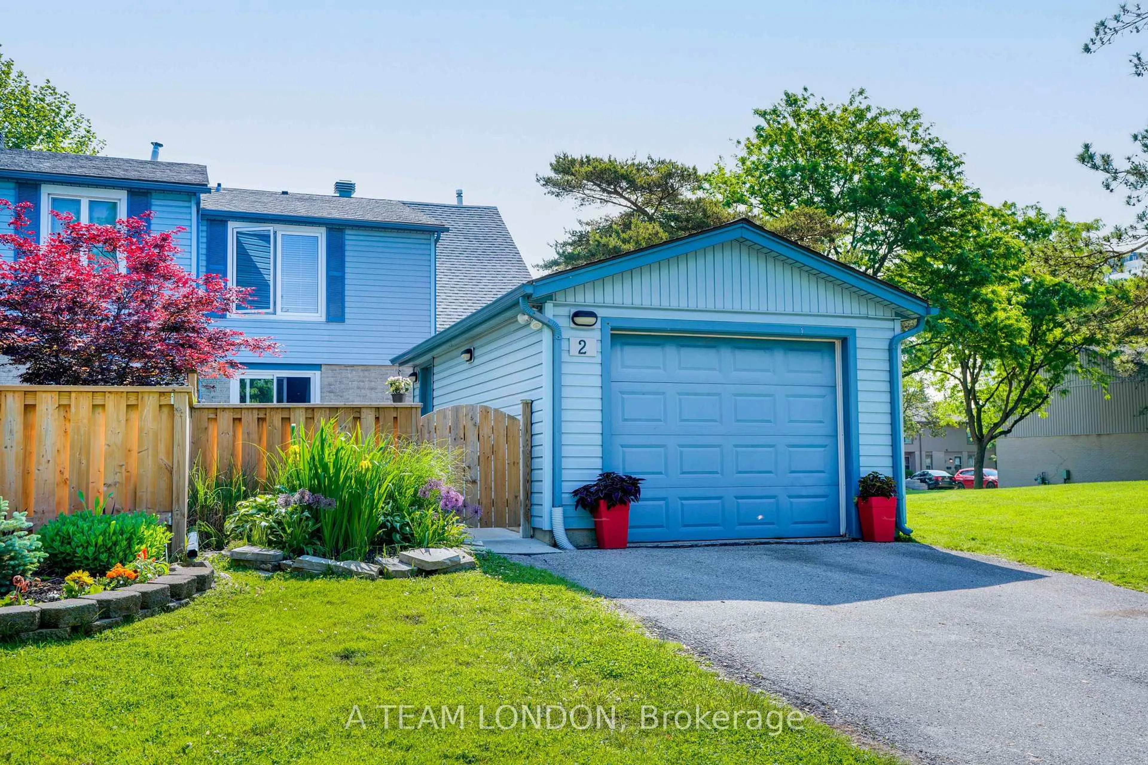 Home with vinyl exterior material, street for 2 Dalhousie Cres, London South Ontario N6K 1N6