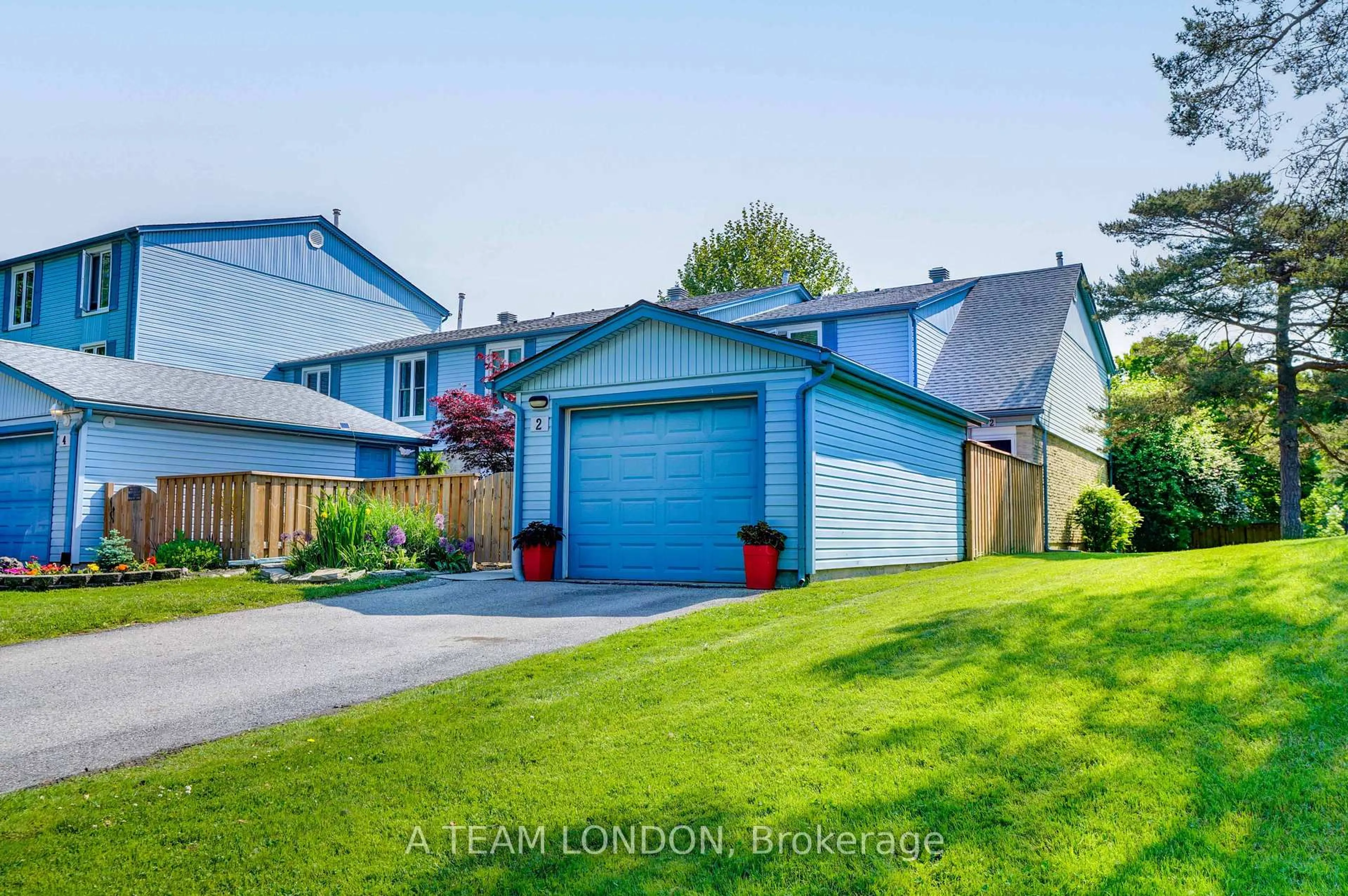 Home with vinyl exterior material, street for 2 Dalhousie Cres, London South Ontario N6K 1N6