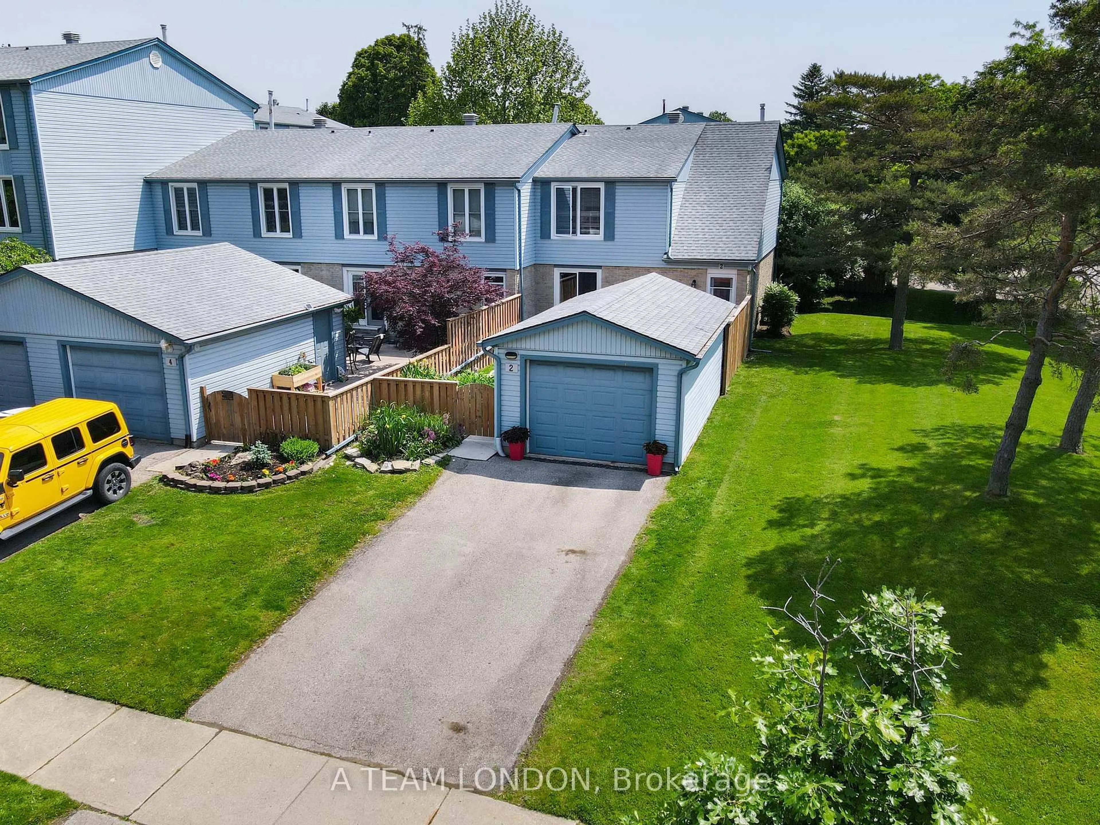 A pic from outside/outdoor area/front of a property/back of a property/a pic from drone, street for 2 Dalhousie Cres, London South Ontario N6K 1N6