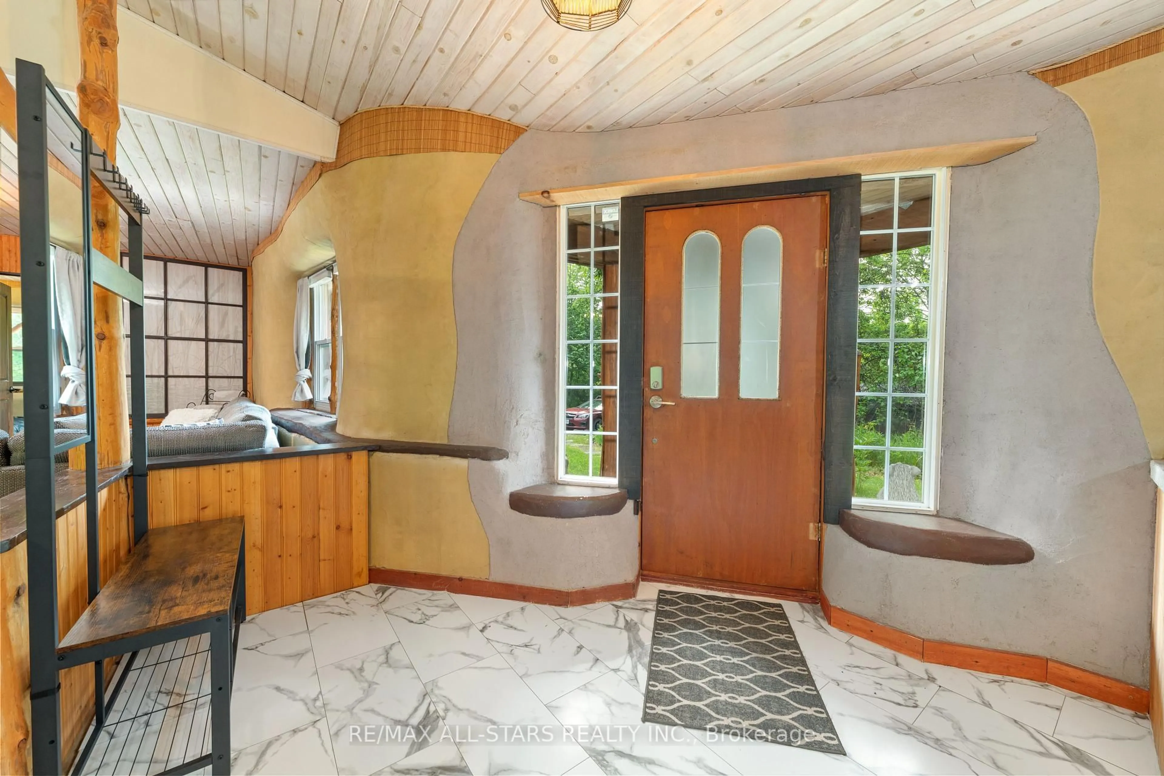 Indoor foyer for 755 Scotch Settlement Rd, Madoc Ontario K0K 2K0