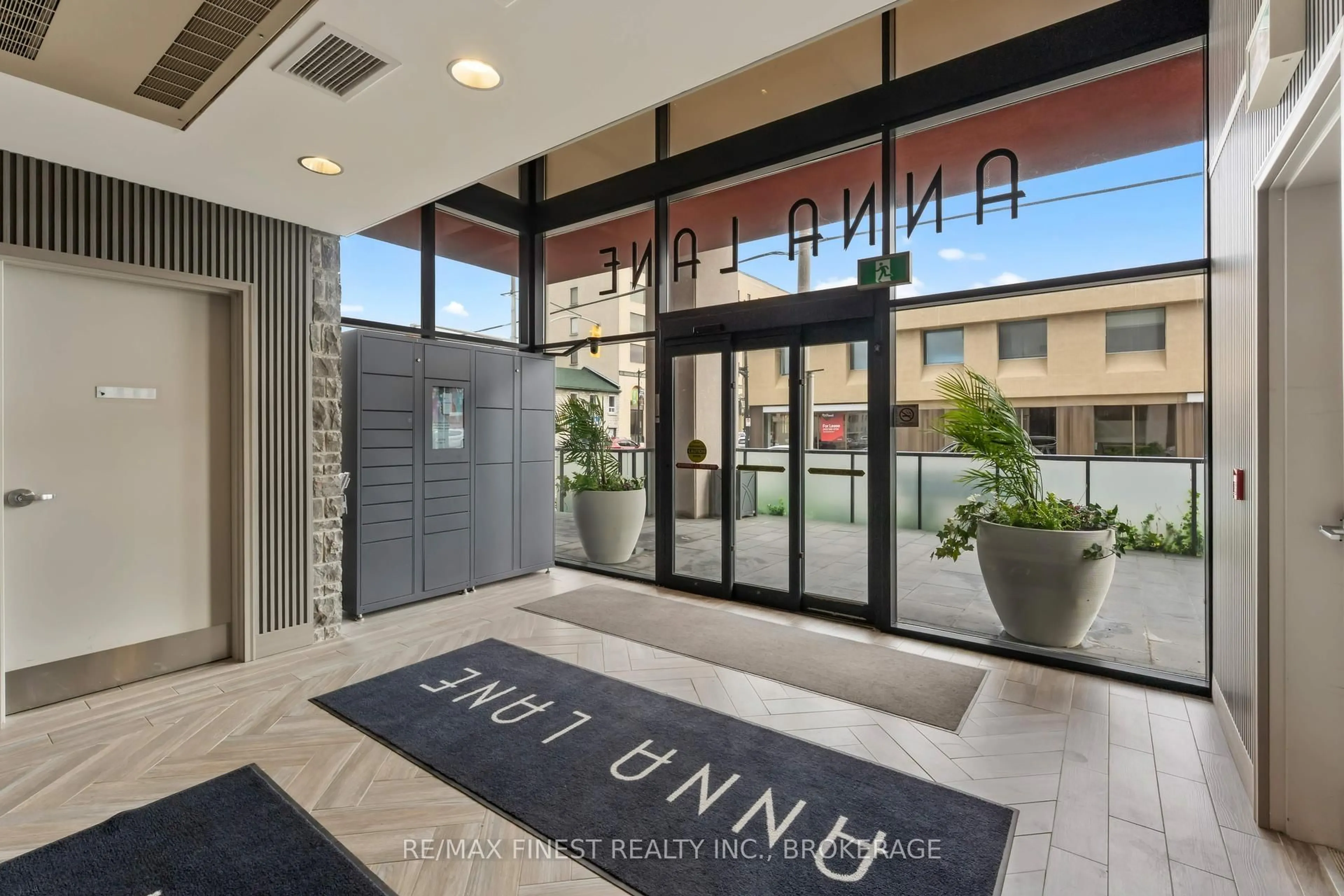 Indoor foyer for 121 Queen St #A5, Kingston Ontario K7K 0G6