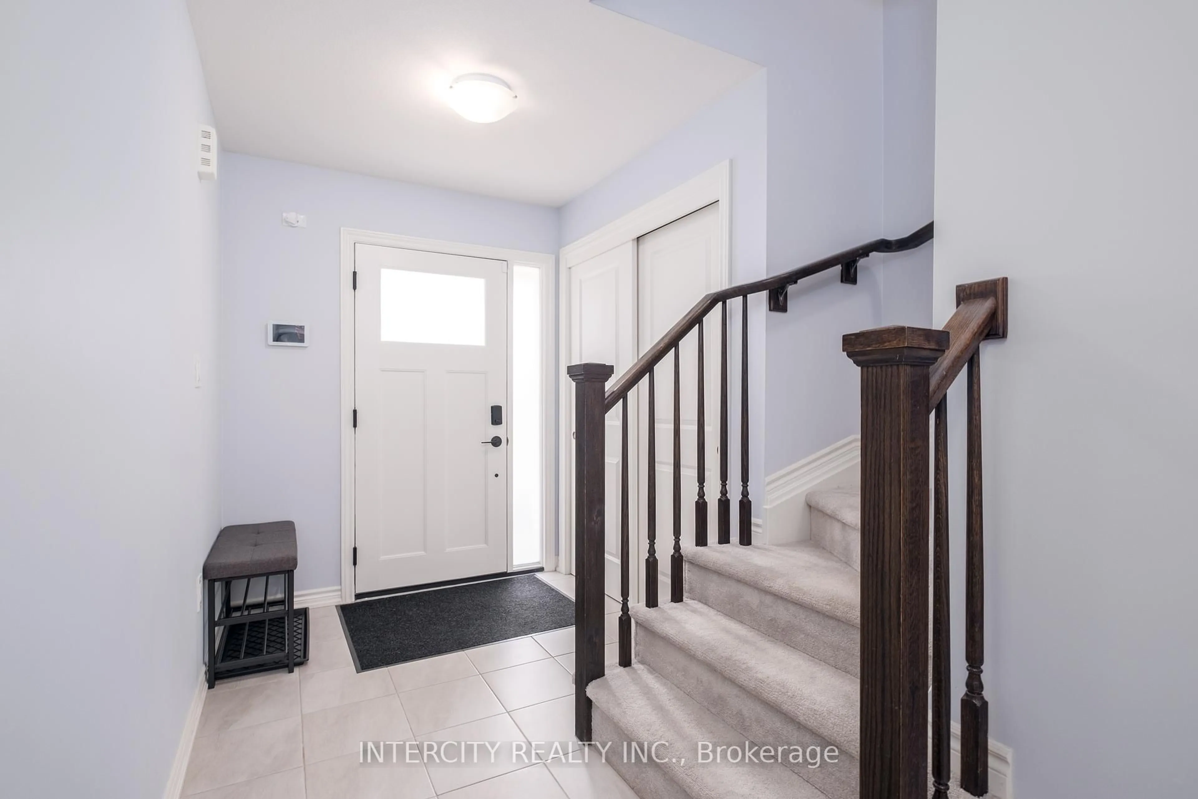 Indoor entryway for 7945 Oldfield Rd #13, Niagara Falls Ontario L2G 0Z4