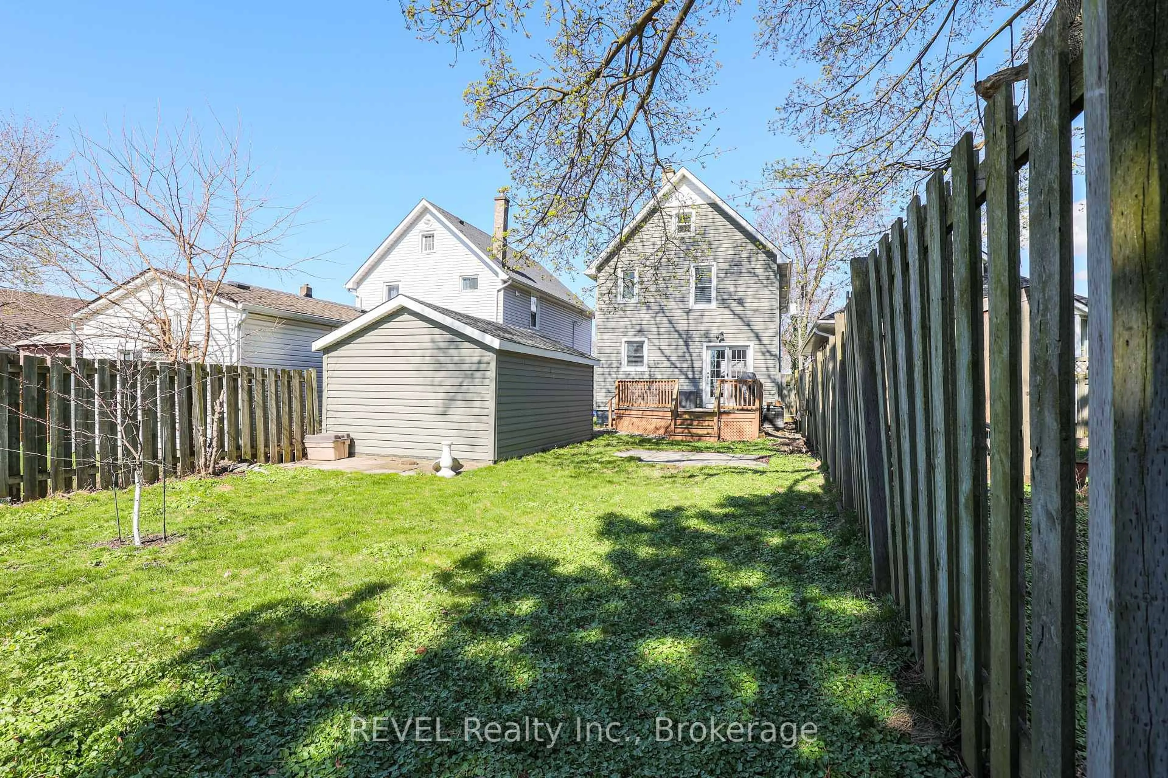 A pic from outside/outdoor area/front of a property/back of a property/a pic from drone, street for 3 Victoria St, St. Catharines Ontario L2S 2K8