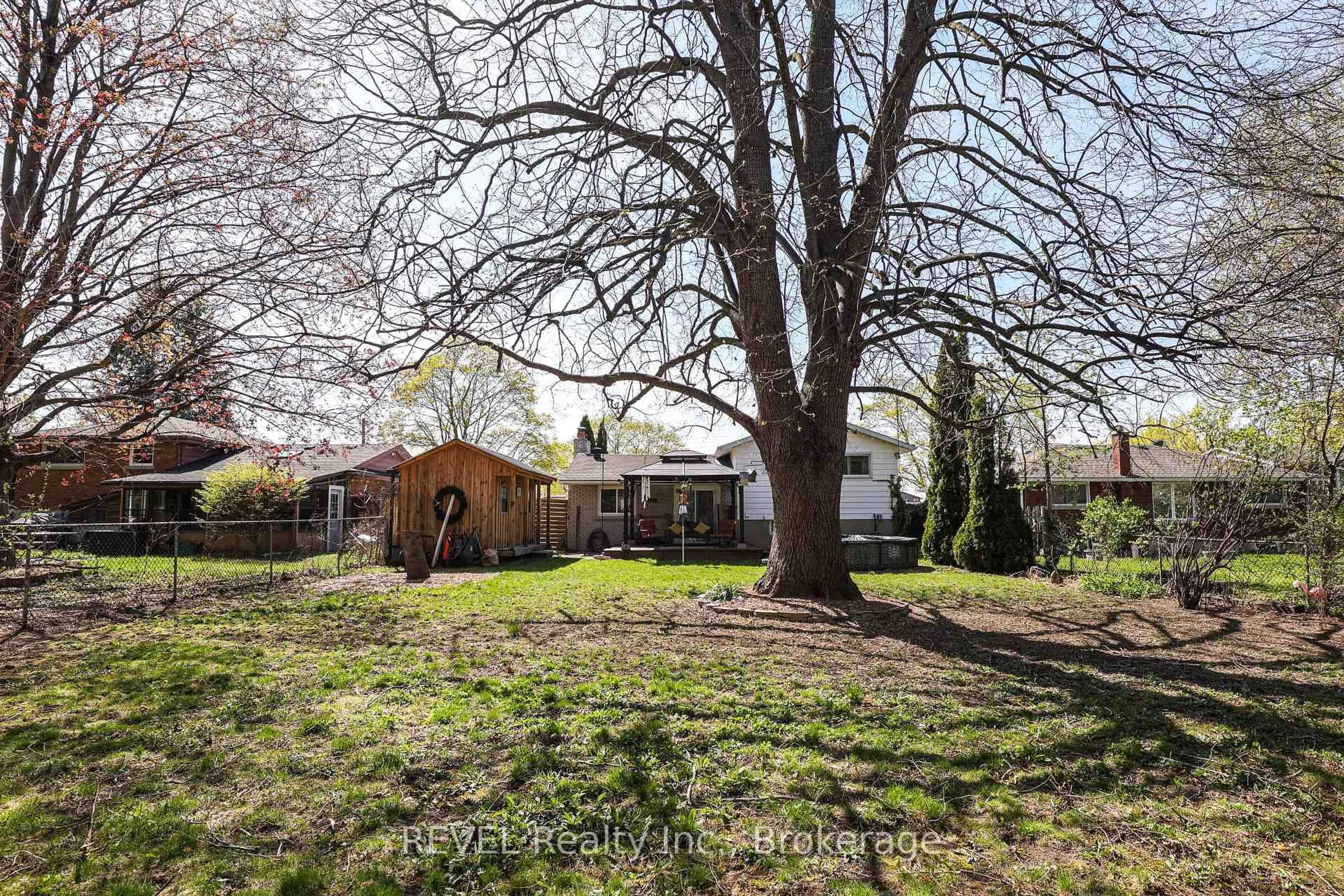 A pic from outside/outdoor area/front of a property/back of a property/a pic from drone, street for 21 Foxglove Ave, St. Catharines Ontario L2M 3E7