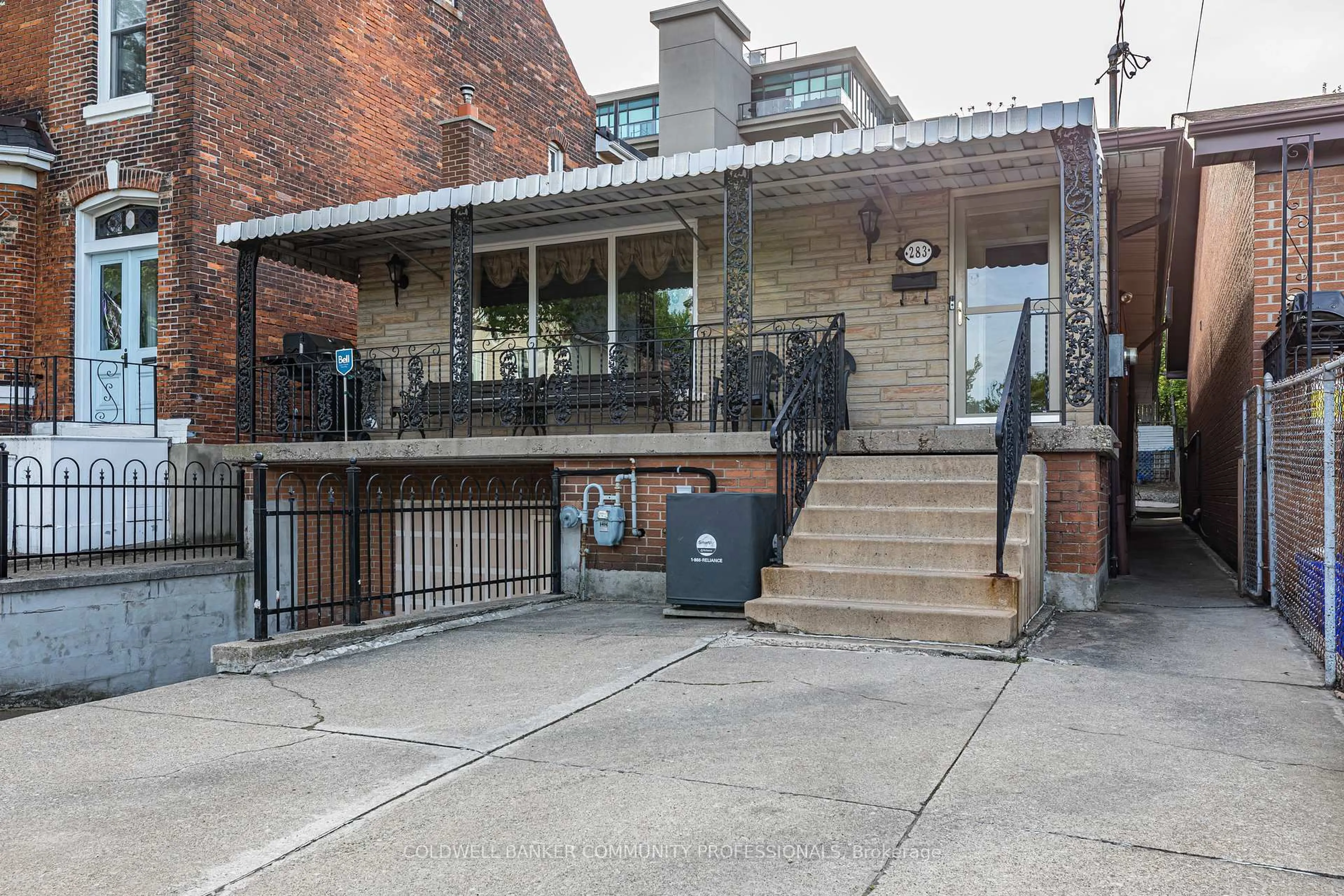 Patio, street for 283 Macnab St, Hamilton Ontario L8L 1K5