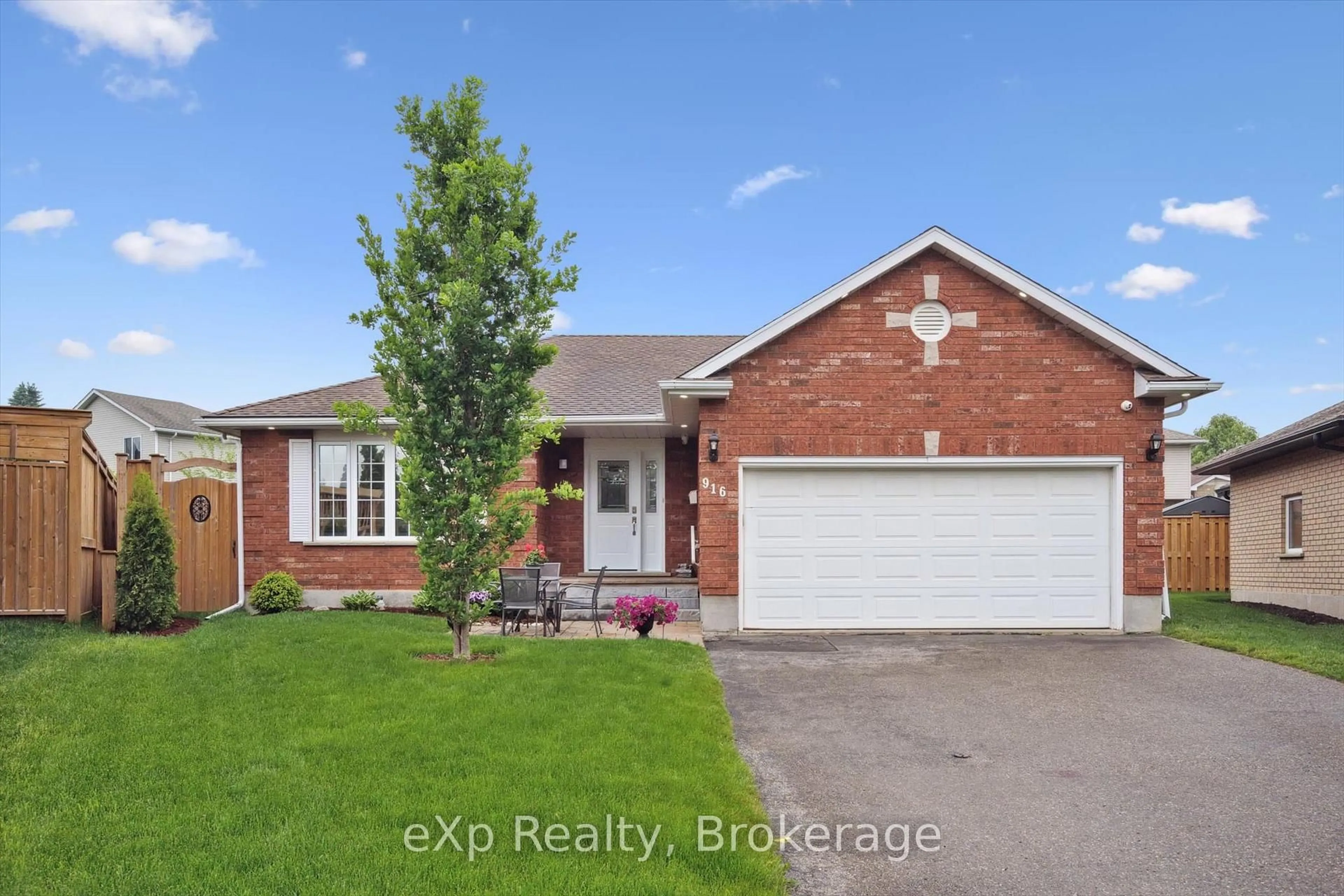 Home with brick exterior material, street for 916 Keewatin Pl, Kitchener Ontario N2B 3W4