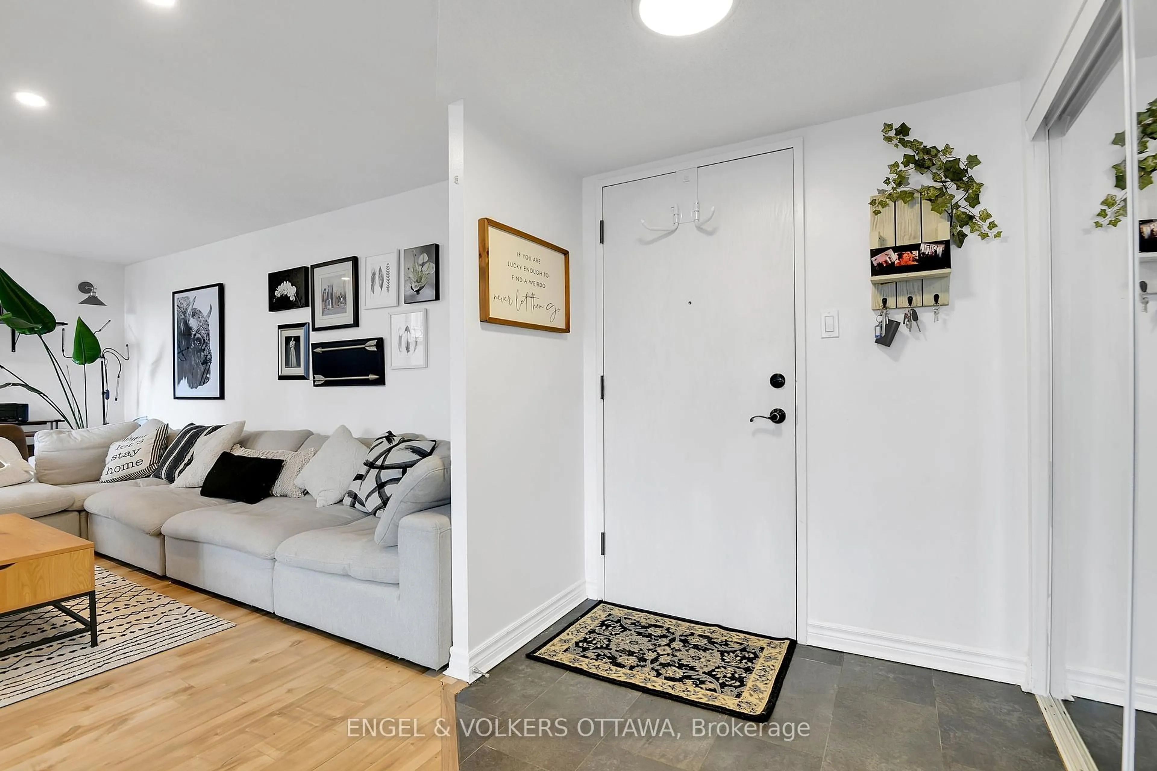 Indoor entryway for 2759 Carousel Cres #101, Ottawa Ontario K1T 2N5